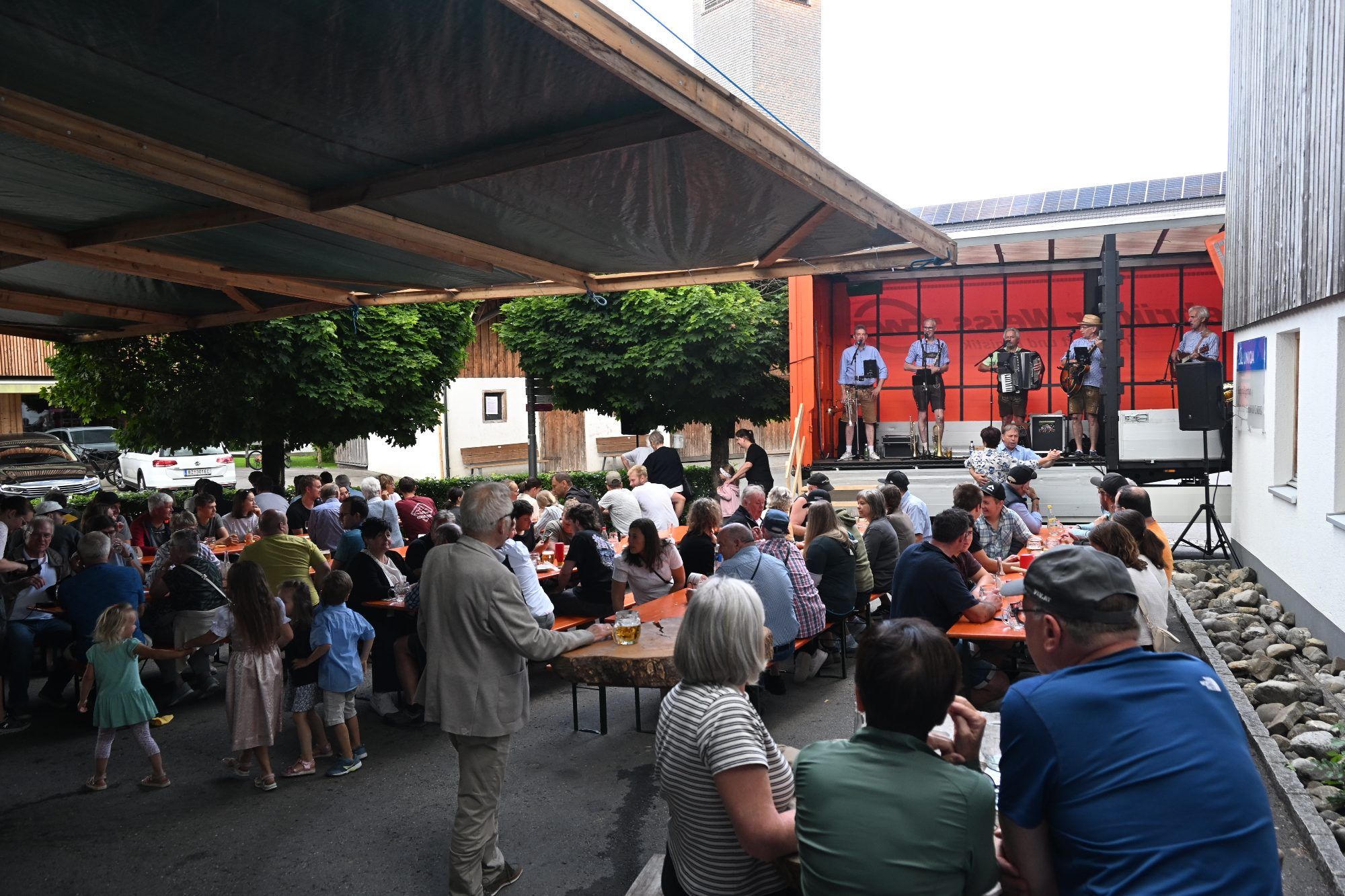 Tolle Stimmung vor dem Gasthaus Falken bei den Witzen von Klaus Bereuter