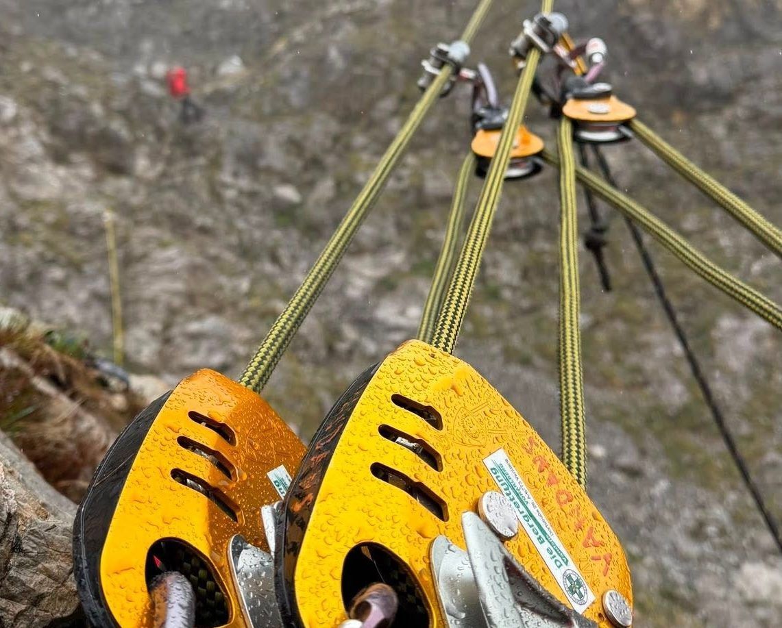 Verankerung für eine provisorische Seilbahn mit zwei Tragseilen zur Redundanz. Die neuen Haken erlebten die erste Bewährungsprobe.