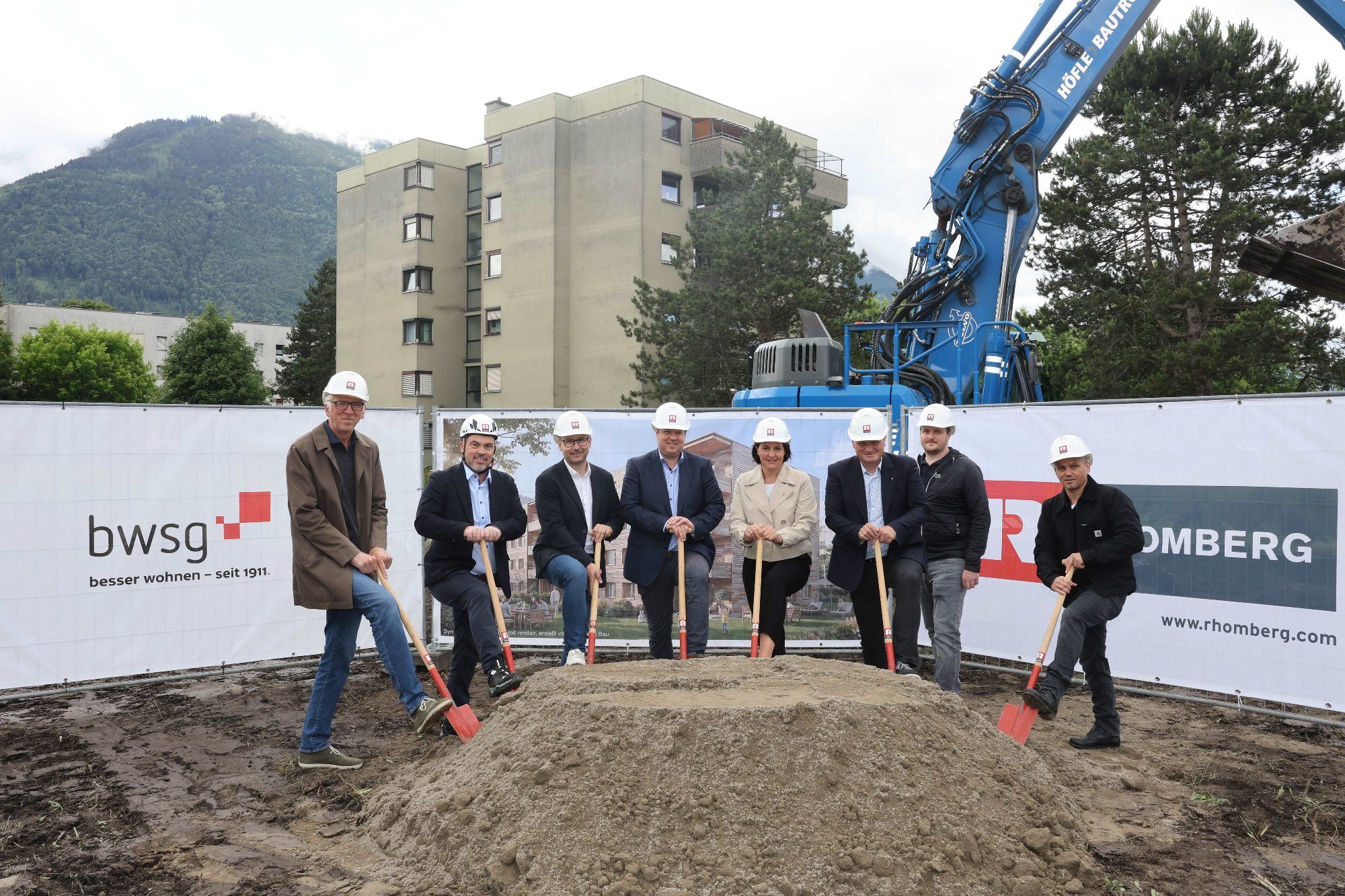 Architekt Reinhard Drexel, Harald Hutter (Teamleiter GU Wohnbau), Ortsvorsteher Daniel Peter, Rhomberg Bau-GF Daniel Leitinger, LT-Vizepräs. Monika Vonier, BWSan-GF Felix Müller, Projektleiter Josef Rädler und Helmut Hablitzel (BWSG).