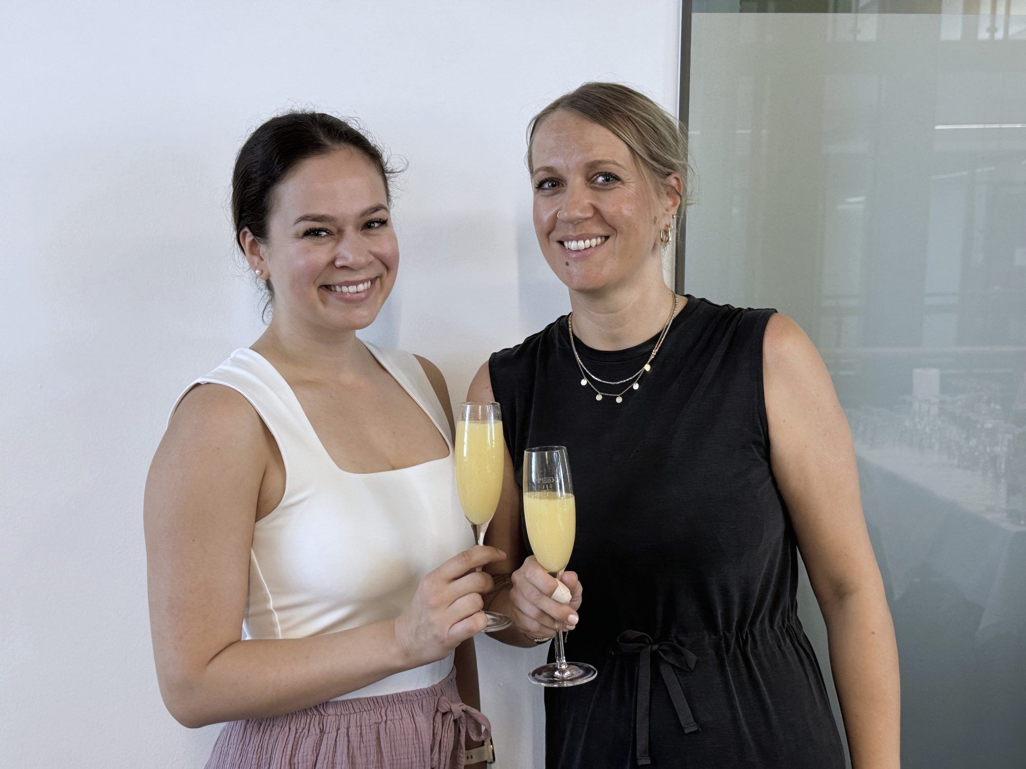 Claudia Rhomberg und Kathrin Butolen vom aks feierten mit.