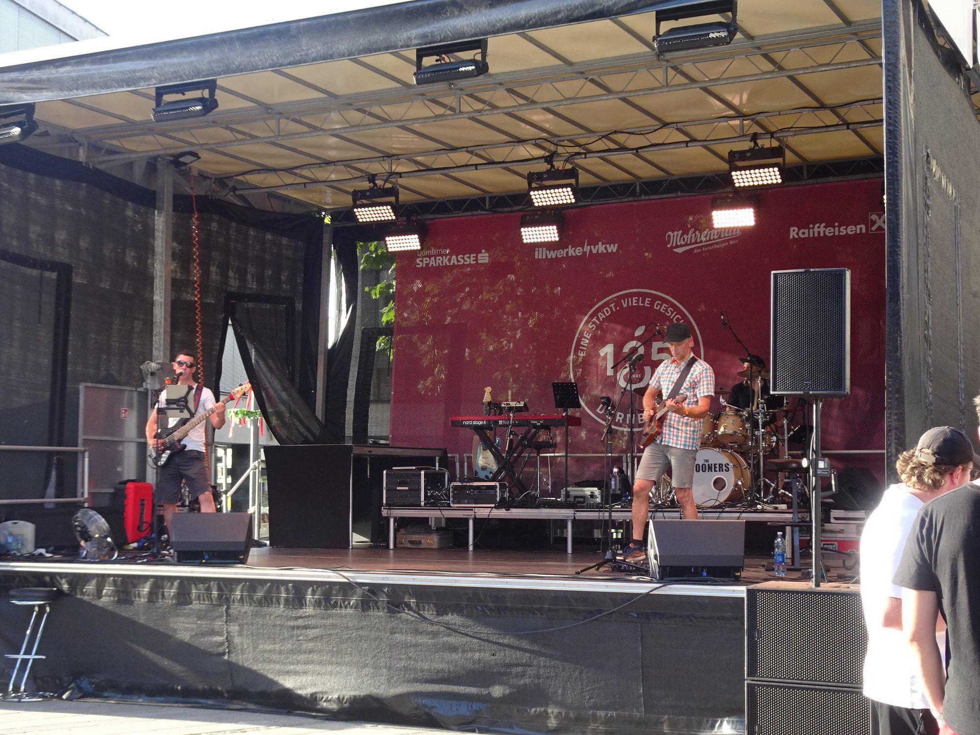 Auf dem Marktplatz wechselten sich die Bands auf der Bühne ab und sorgten für musikalisch beste Stimmung beim Dornbirner Stadtfest.