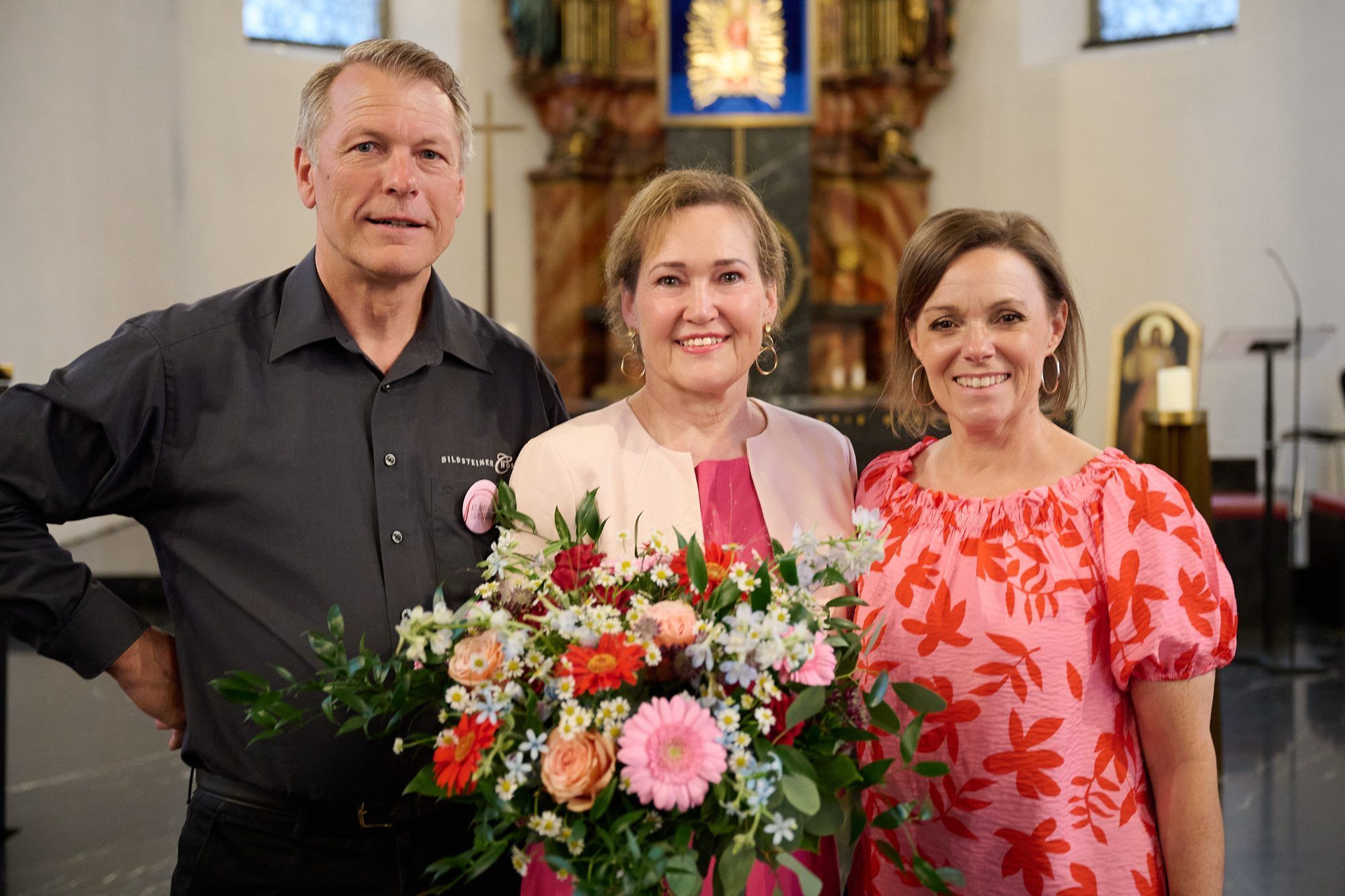 Vereinsobmann Norbert Greber und Gründungsmitglied Nicola Böhler bedankten sich bei Birgit Giselbrecht-Plankel (Bildmitte). Foto: Tobias Gmeiner