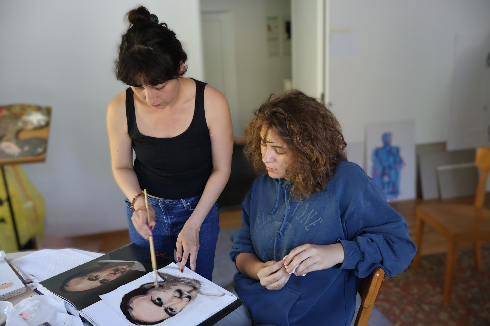 Chantal Boso-Flores mit Workshopteilnehmerin Paula Futscher. Foto Kunstkreis C.