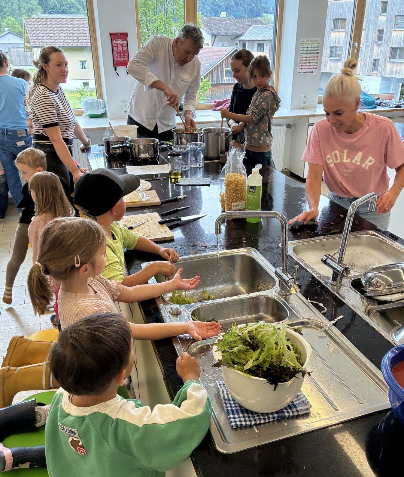 Mit großen Eifer halfen die Kinder bei der Zubereitung des Menüs mit.