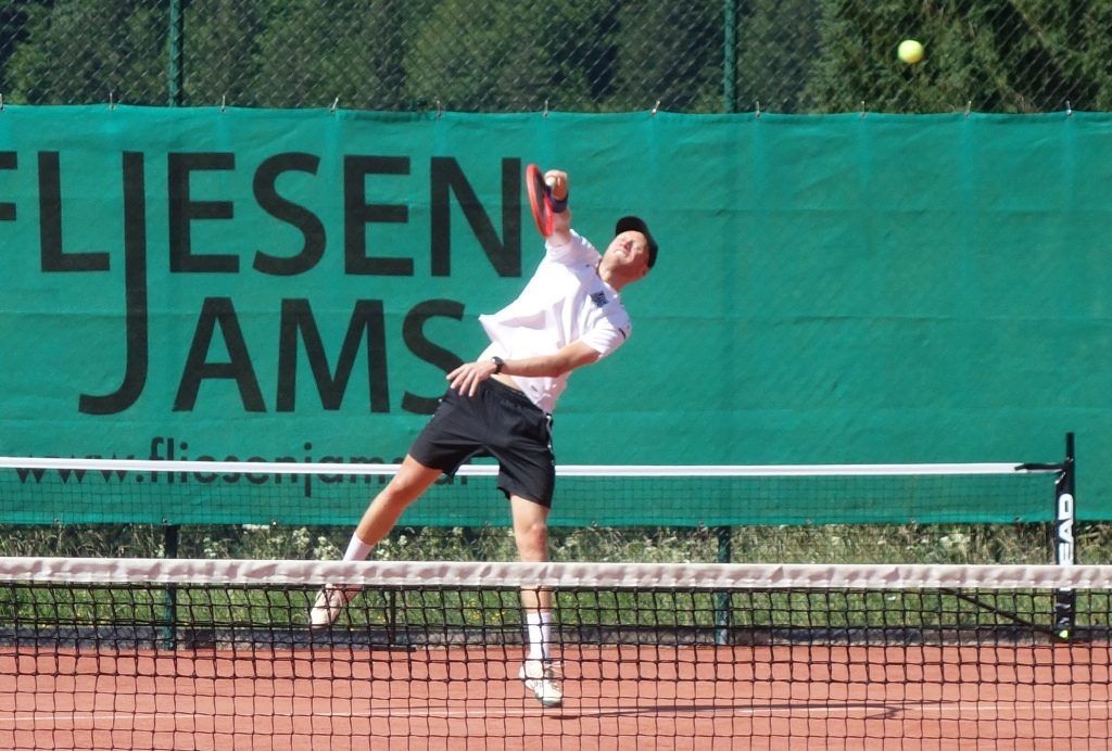 Christoph Lang beim Aufschlag.