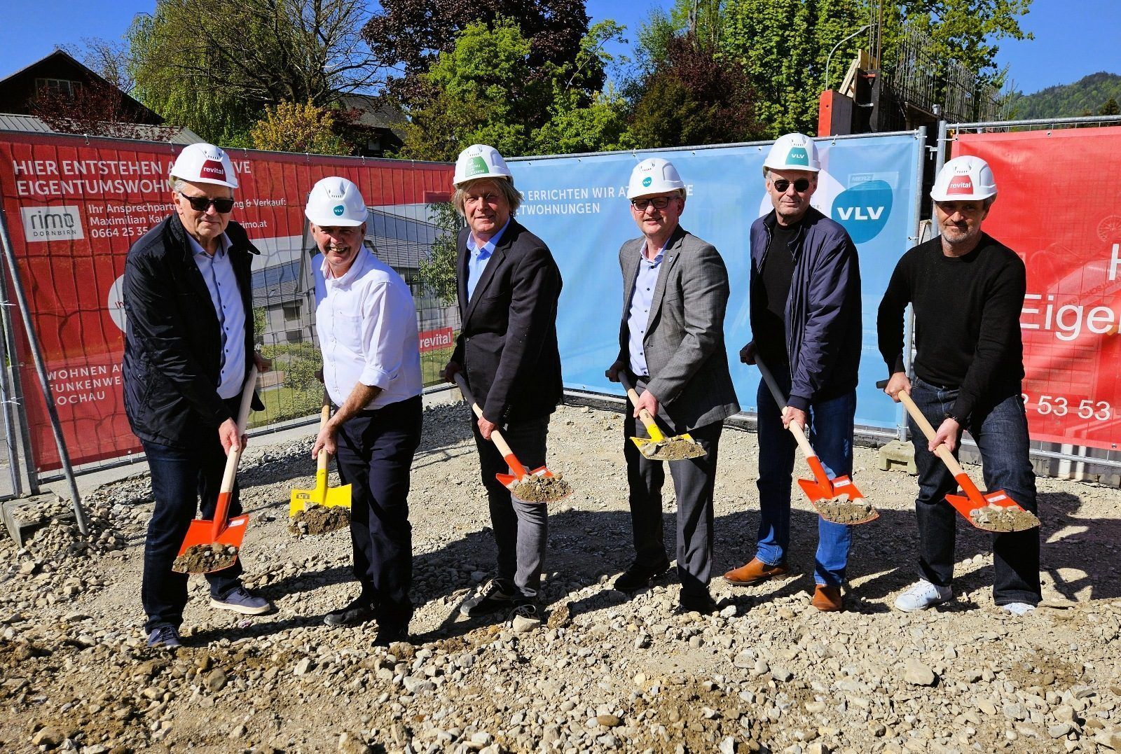 Spatenstich Wohnanlage „Wohnen am Funkenweg“: Wolfgang Hefel (Revital), Robert Sturn (VLV), Bürgermeister Frank Matt (Gemeinde Lochau), Klaus Himmelreich (VLV) sowie die Architekten Helmut Kuess und Manfred Koller (im Bild von links).