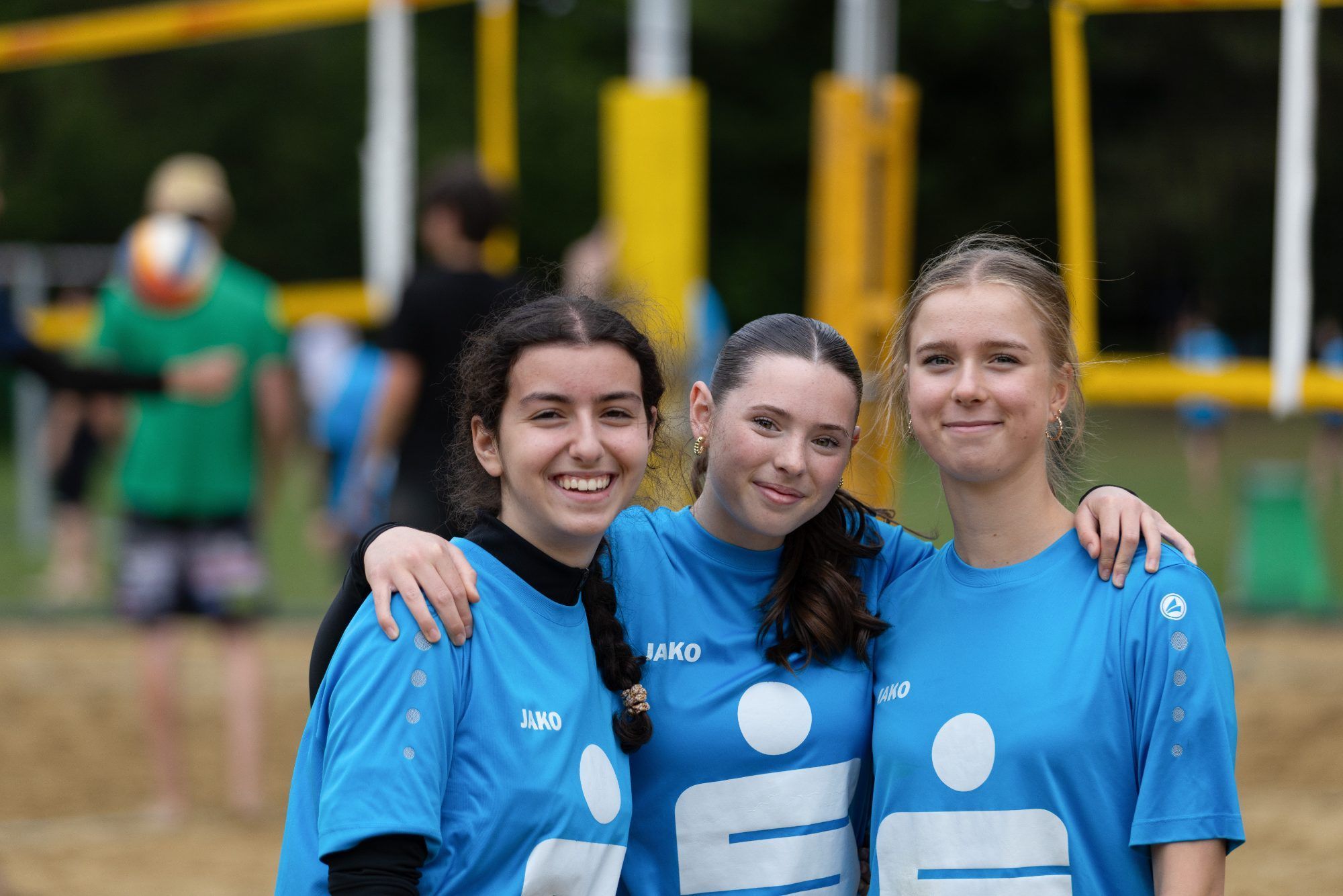 Gaben alles: Die Oberstufenschüler beim Schulbeachcup. (Quelle: Rainer Schallert)