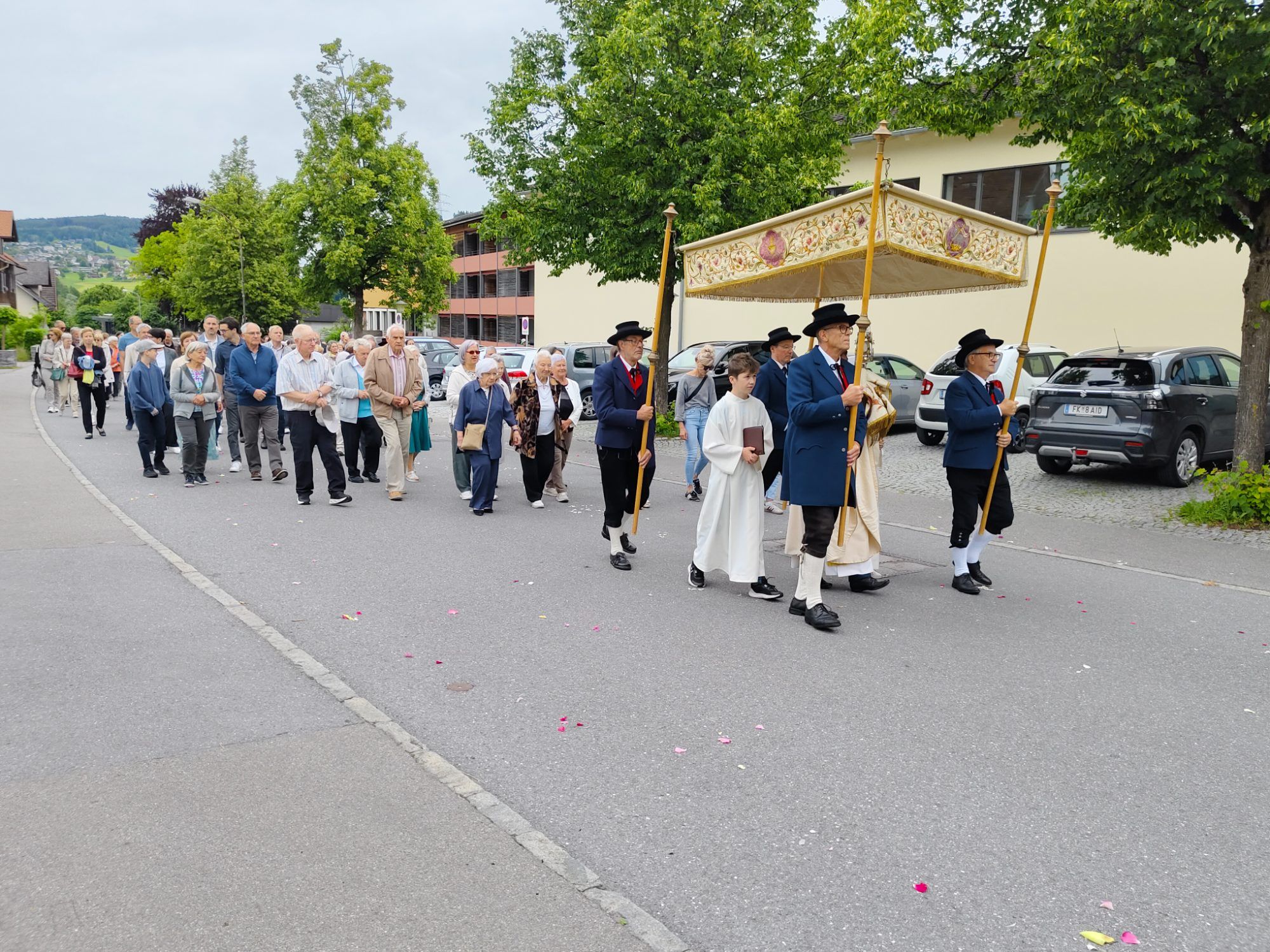 Singend und betend zog die Fronleichnamsprozession durch die Straßen von Frastanz.