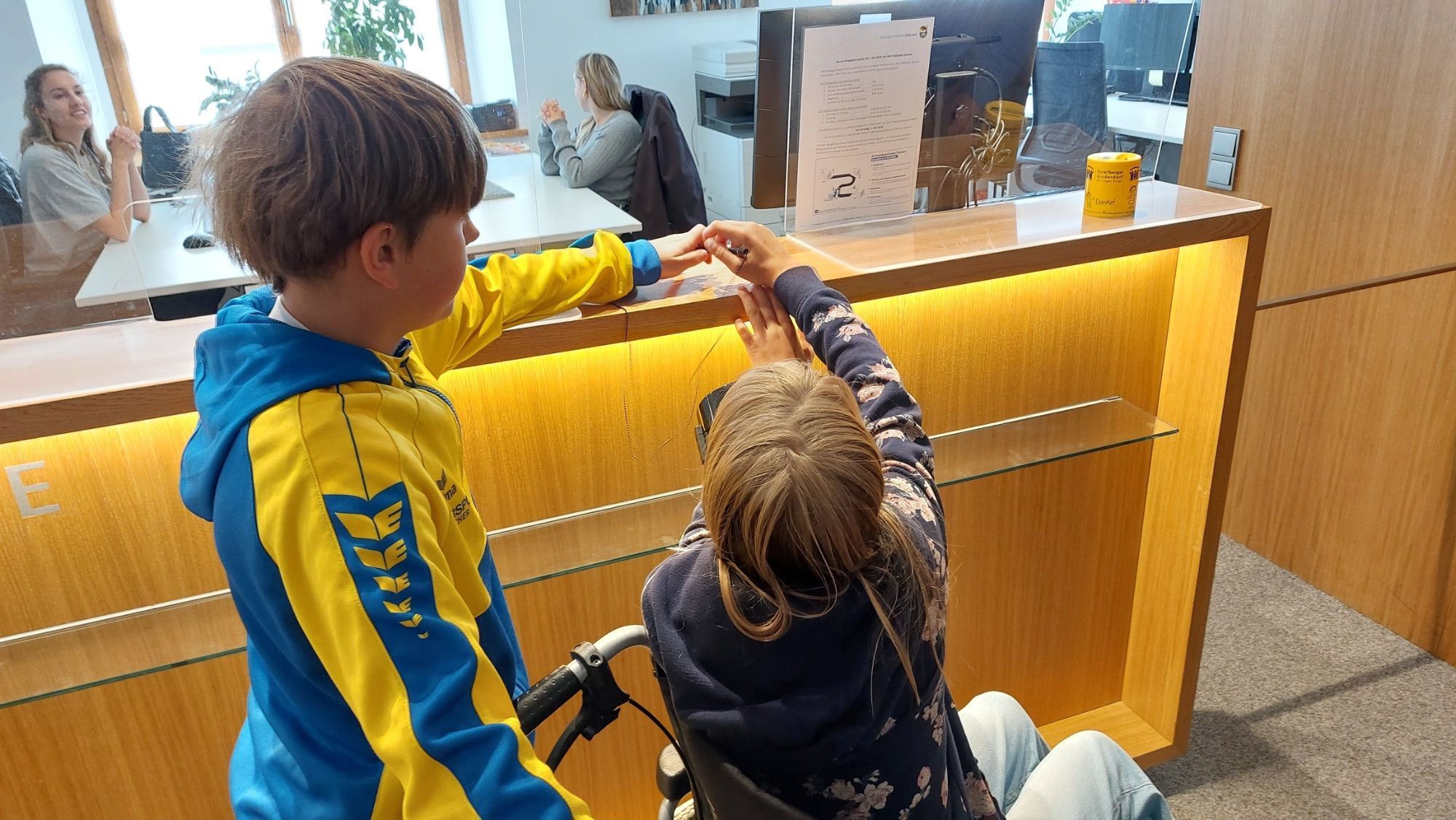 Der Tresen beim Bürgerservice ist zu hoch für Rollstuhlfahrer