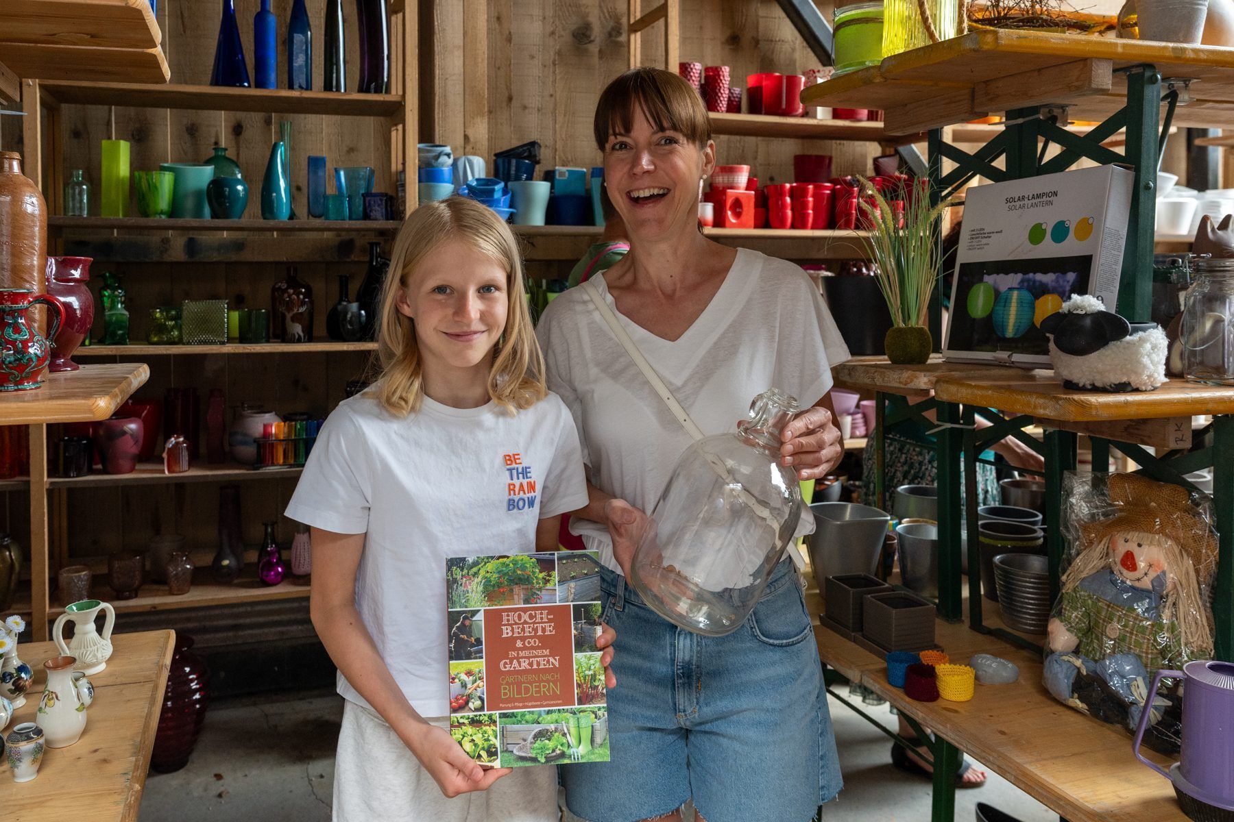 Monja und Tochter Marie fanden Schnäppchen in der Gartenabteilung