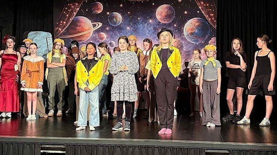 (Fotos: TiK) 27 Kinder und Jugendliche bringen den Literaturklassiker im TiK Dornbirn auf die Bühne.