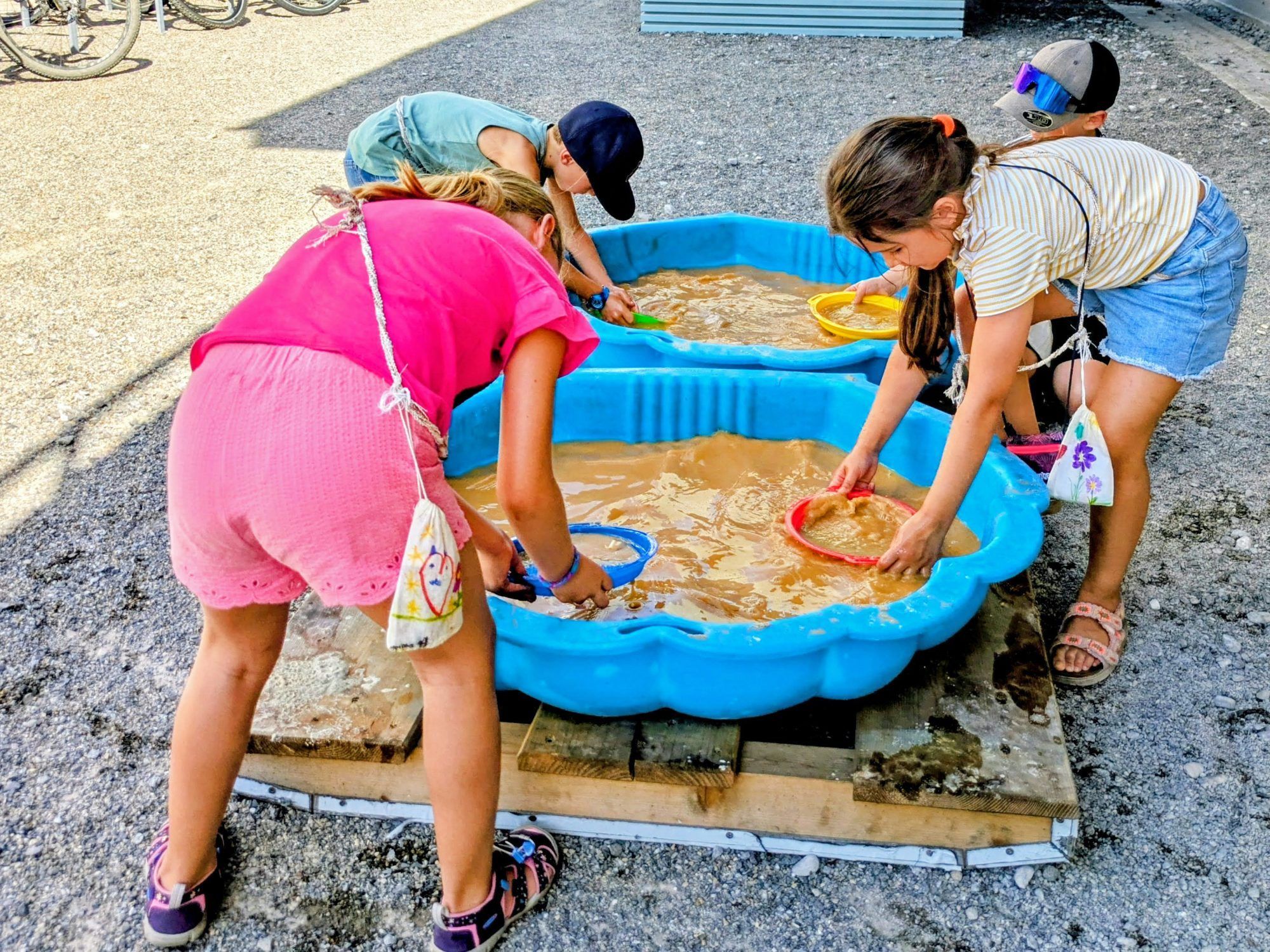 Beim Goldsieben machten sich die Kinder auf die Suche nach funkelnden Schätzen.