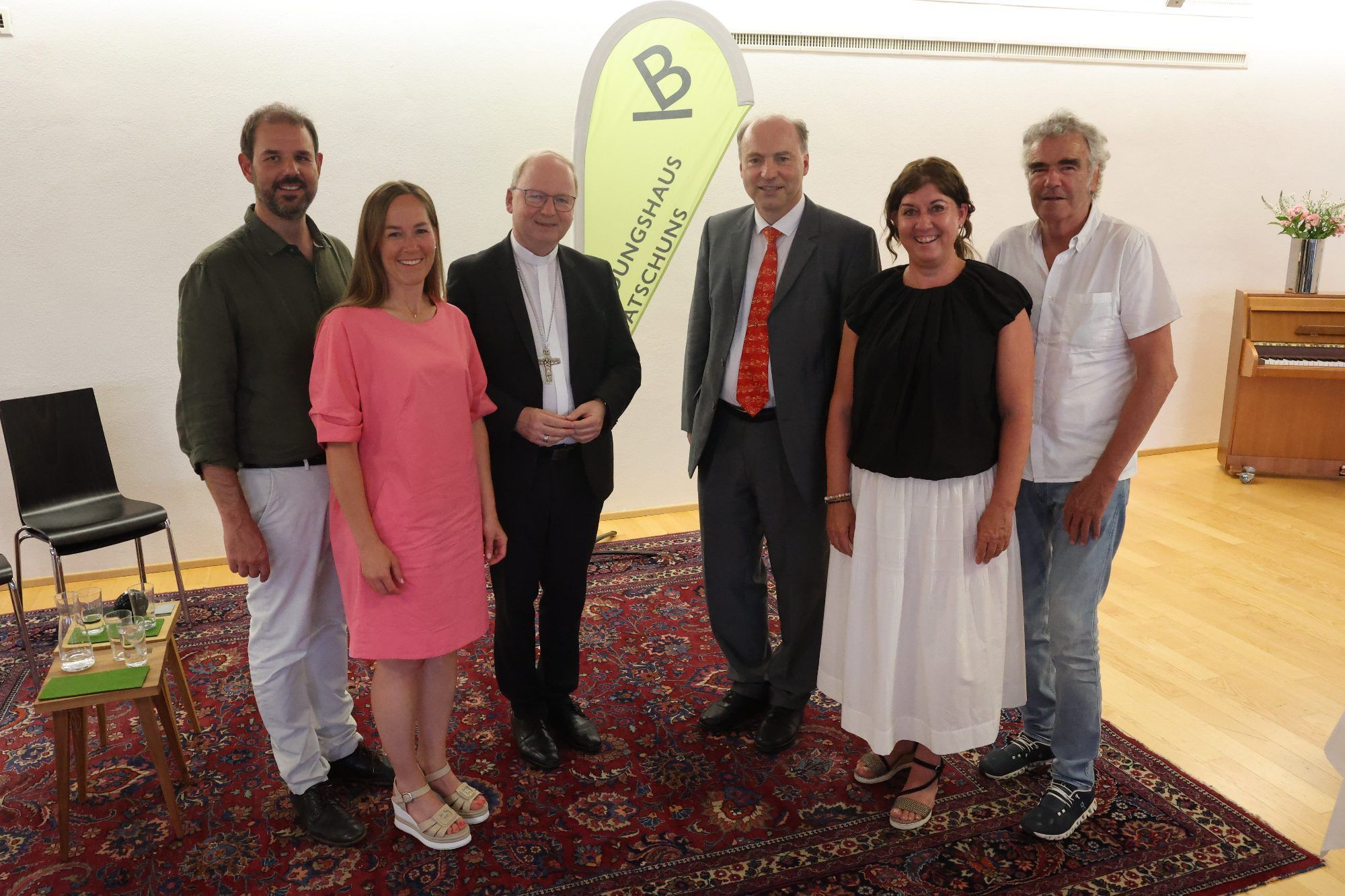Christof Abbrederis, Daniela Ebner (Förderverein), Bischof Benno Elbs, Gastreferent Matthias Sutter, Moderatorin Annemarie Felder und Johannes Schmidle.
