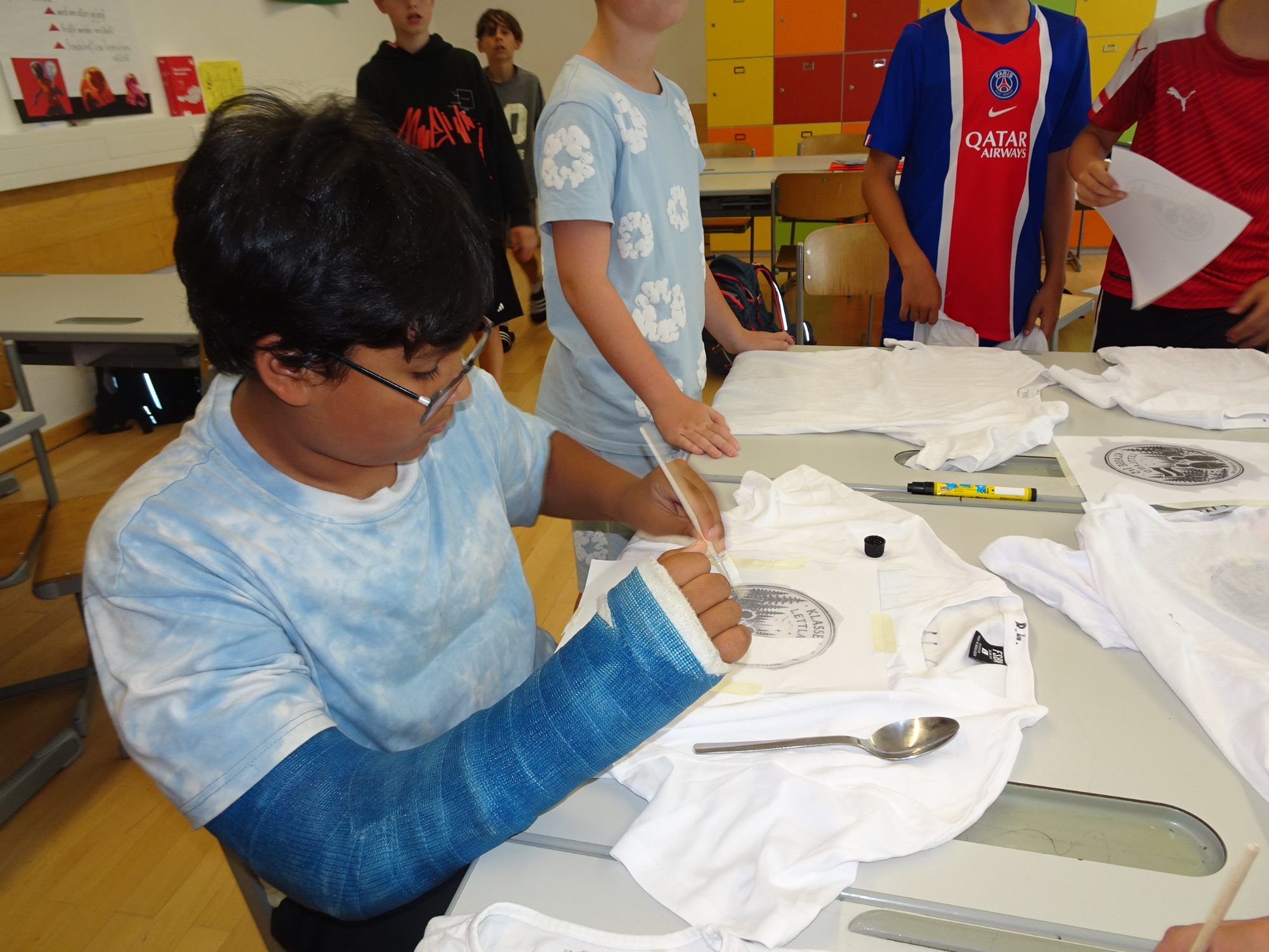 Am Montagvormittag waren die 1r5-Schüler noch fleißig damit beschäftigt, T-Shirts mit Lavendel-Druck zu fertigen. 