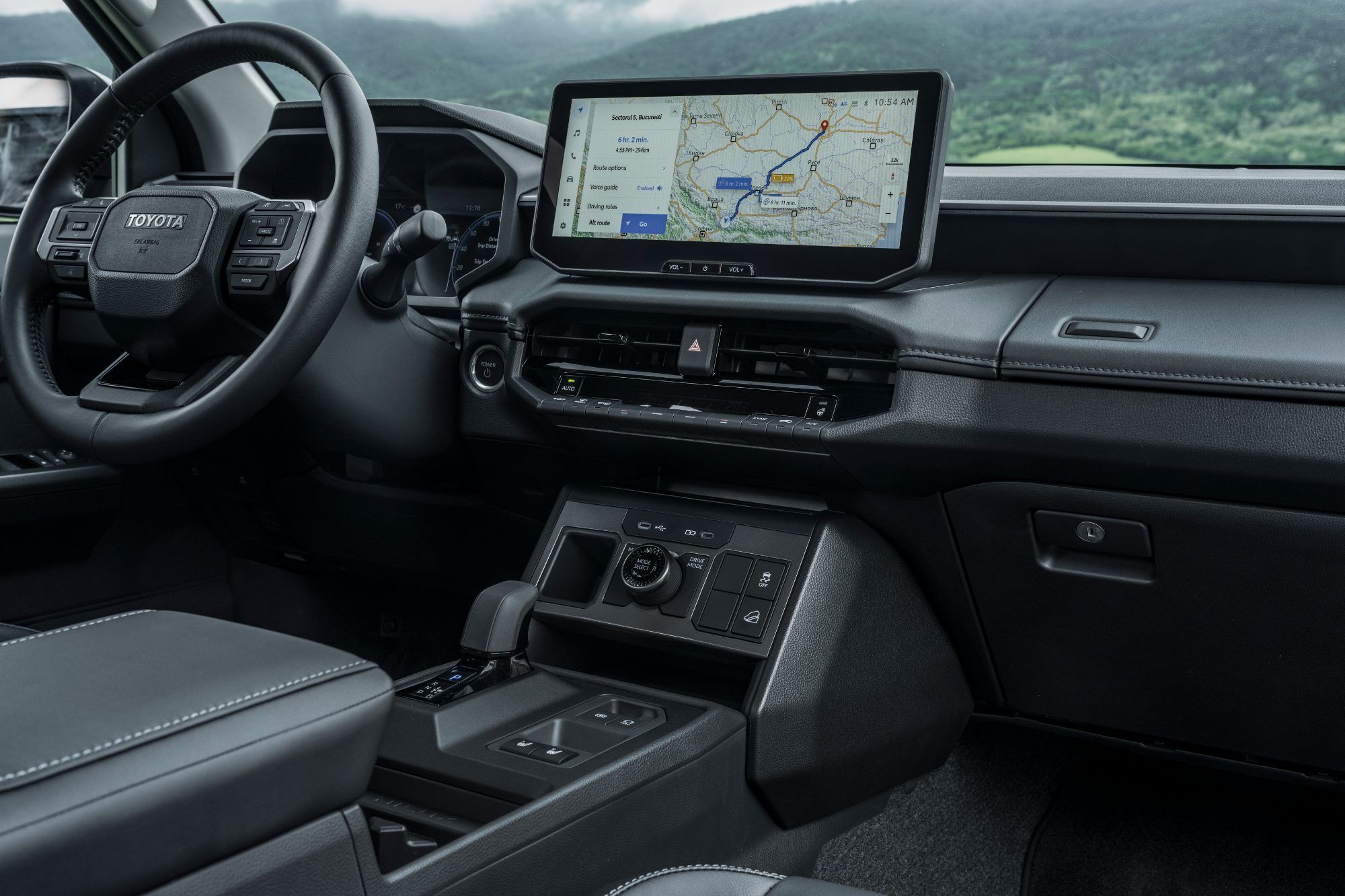 Das Interieur der 9. Generation des Hilux orientiert sich an dem des Edel-Bruders Landcruiser. Heute schon erwähnenswert: Optional gibt es hier tatsächlich noch echte Leder-Ausstattung!