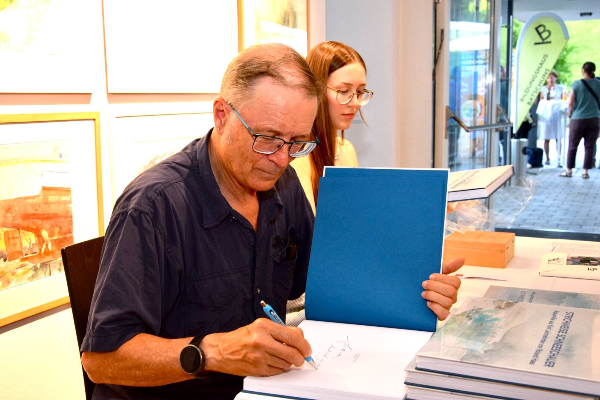 Künstler Roland Haas, hier mit Tochter Laura Agostinelli (Lektorat), signierte die Bücher, die den Titel 