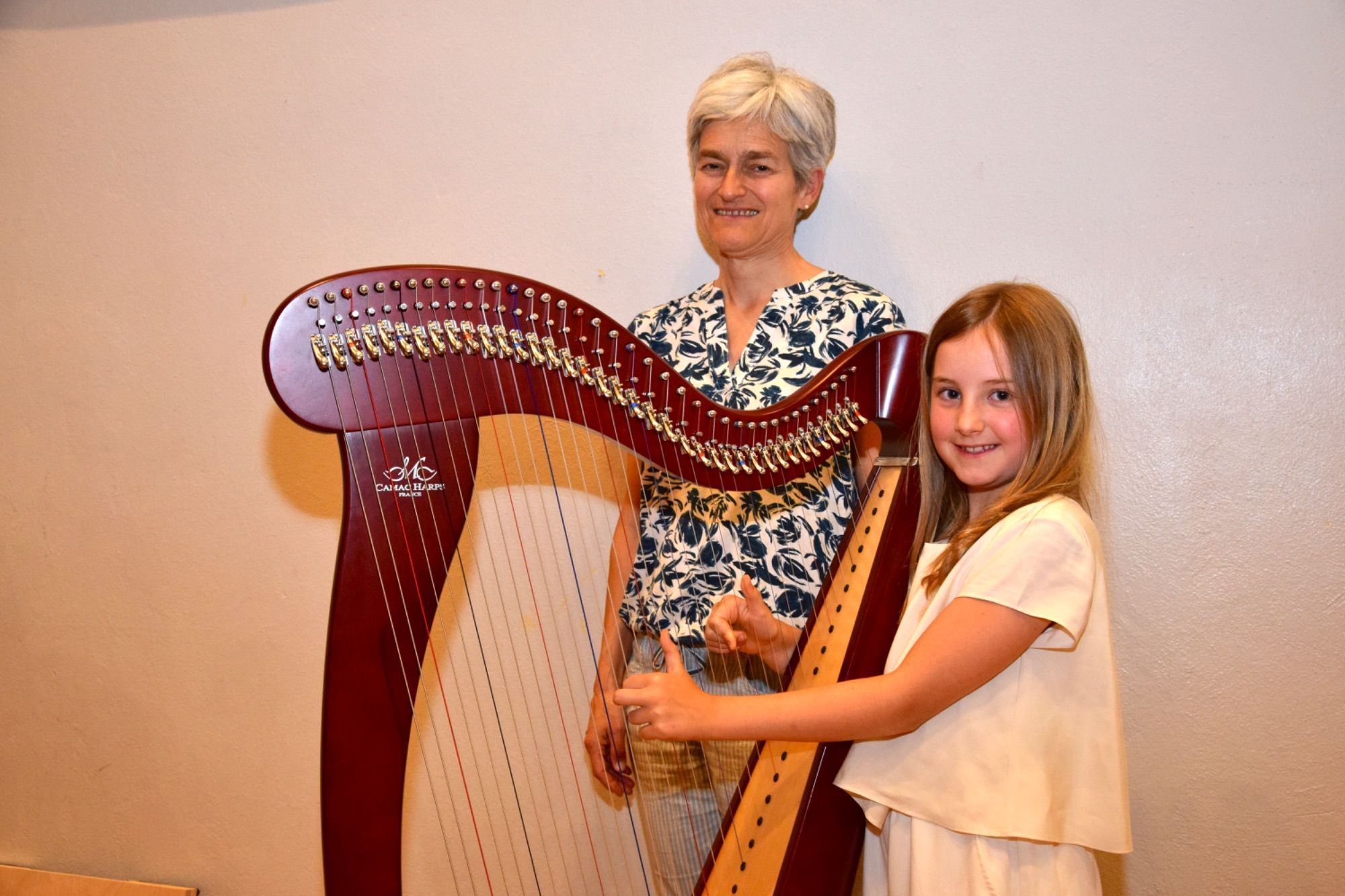 Harfe-Lehrerin Gertrud Kaufmann-Greiner mit ihrer Schülerin Alina Schwald