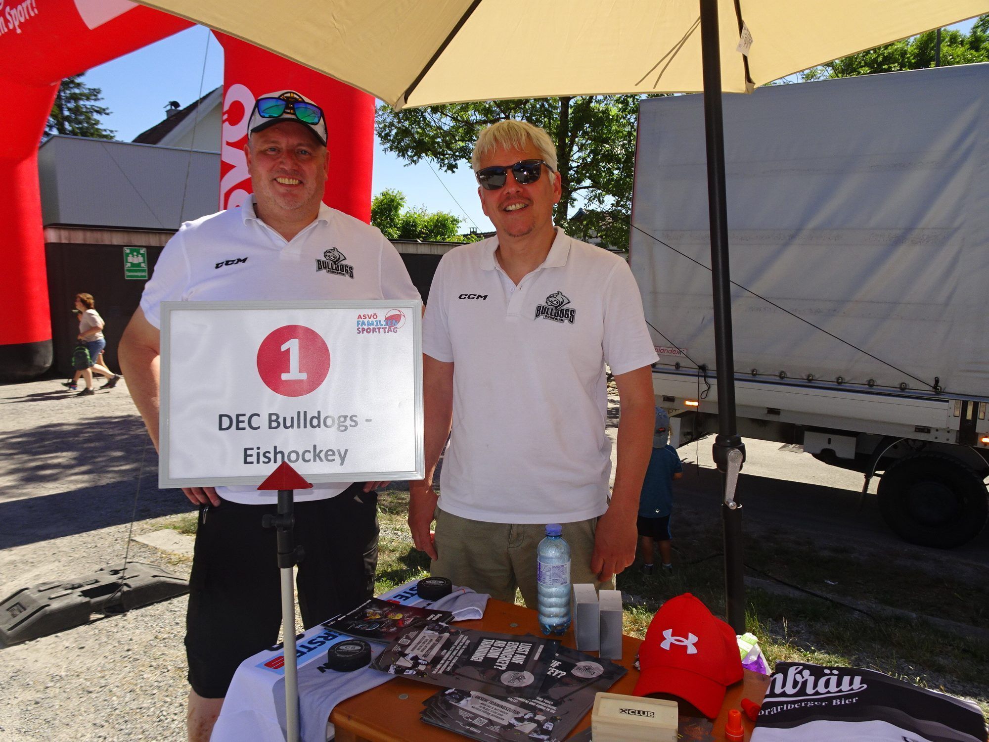Auch die Bulldogs waren mit einem Stand vertreten und freuten sich über reges Interesse. 