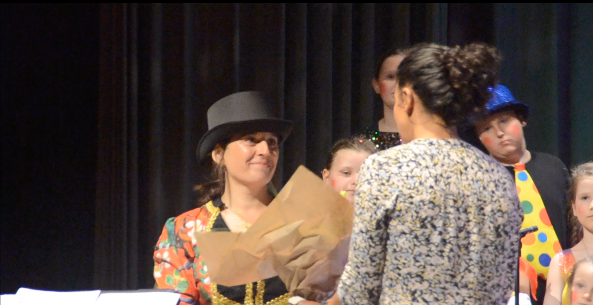 Maria Ponsatí und Nadja Steiner bekamen als Dankeschön von den Eltern einen Blumenstrauß.