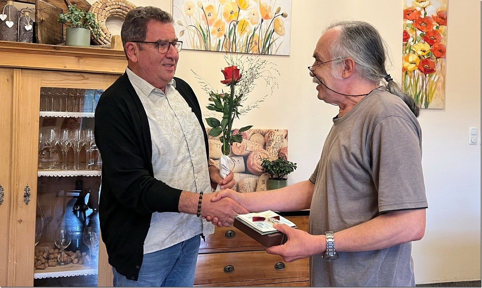 Helmut Jenny und Wolfgang Tschallener beim Abschied.