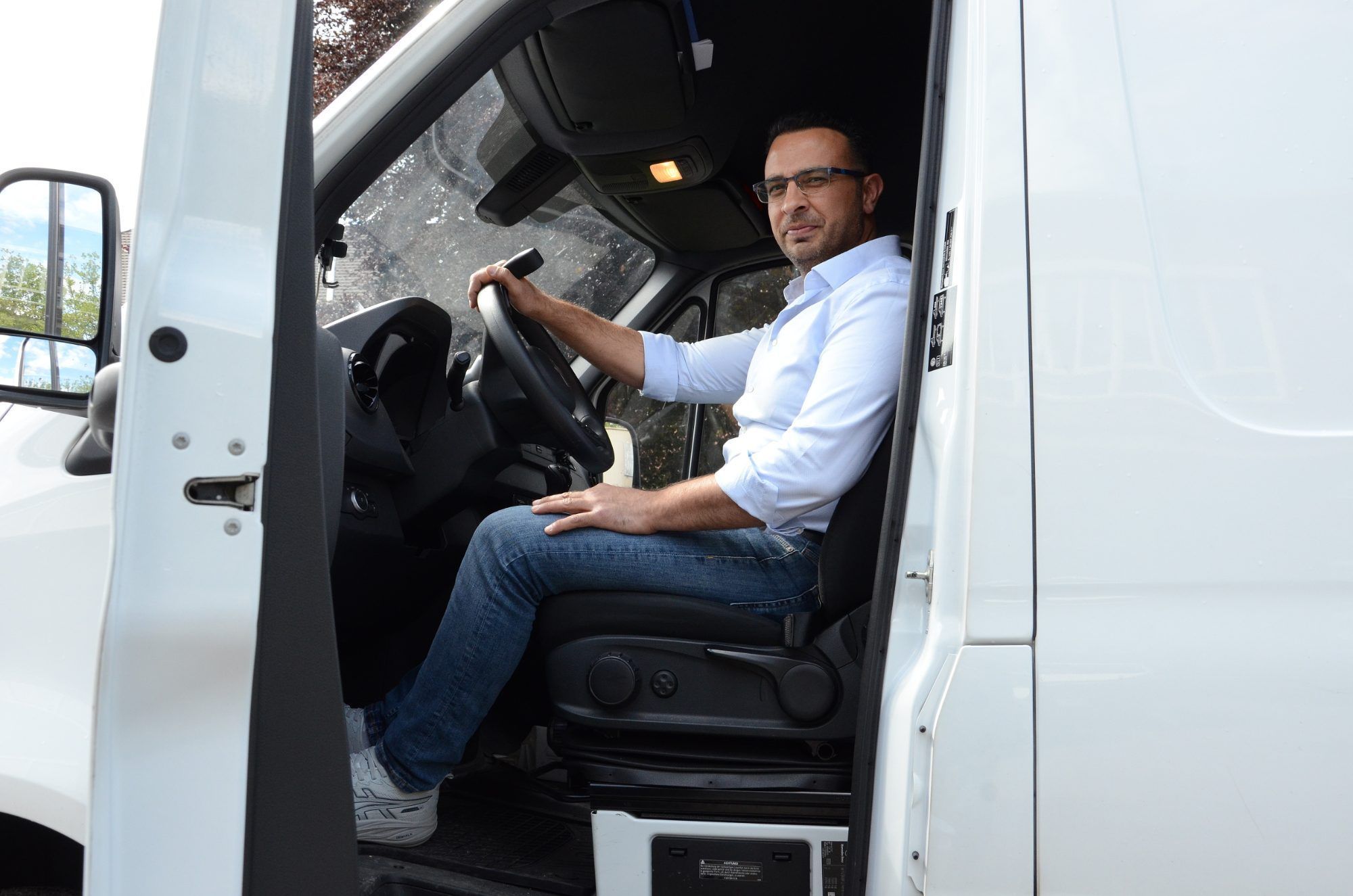 Geschäftsmann Wael Bakour am Steuer eines seiner Firmenautos. Oft liefert er Waren selbst aus. HRJ