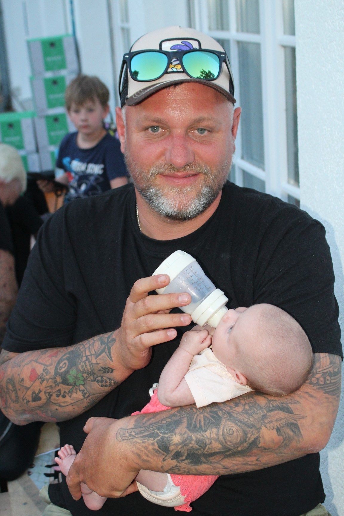 Für Weinverkostung hatte die jüngste Festbesucherin noch nichts übrig, Bella blieb bei ihrem Fläschchen . . .   