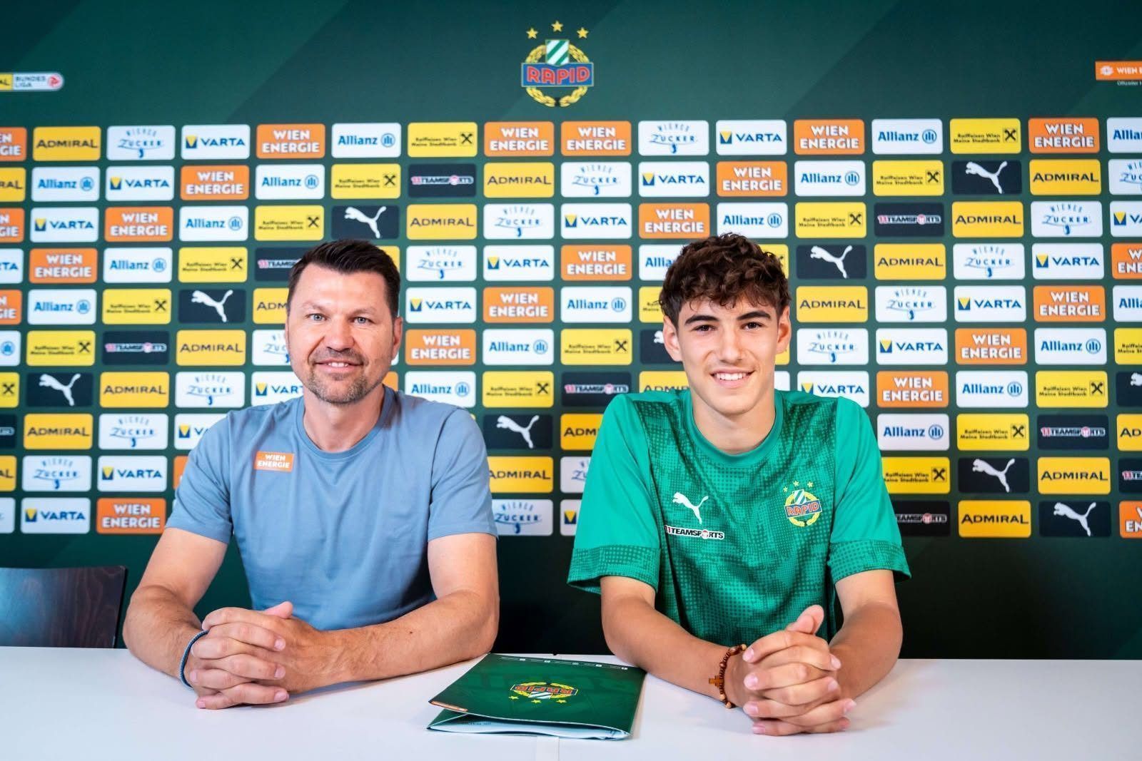 Felix Albrecht (r.) wechselt zum Rekordmeister SK Rapid Wien II. VEREIN RAPID WIEN