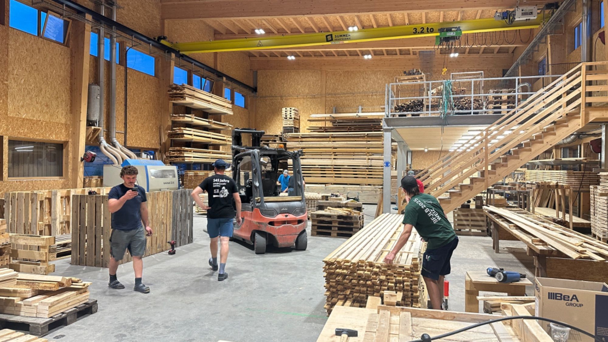 Reger Betrieb nach Feierabend im Sägewerk Mündle.