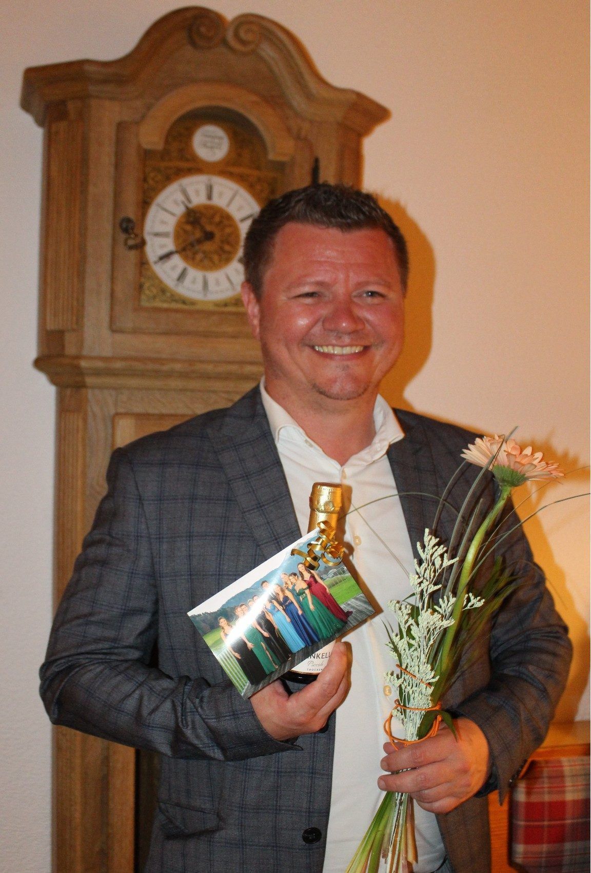 Kleine Geschenke für Lehrerinnen und Lehrer erhalten die Freundschaft – Service-Lehrer Jakob Handler war mit der „Weinberatung“ unzufrieden: „Zu kleine Flasche . . .“ monierte er mit gespielter Kritik.