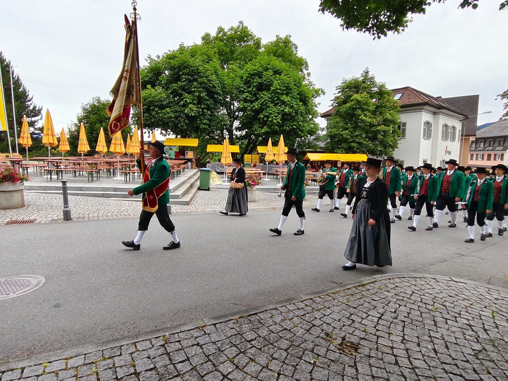 Fahnenträger Vesi Markovic führte gemeinsam mit dem Musikverein den Festzug an.
