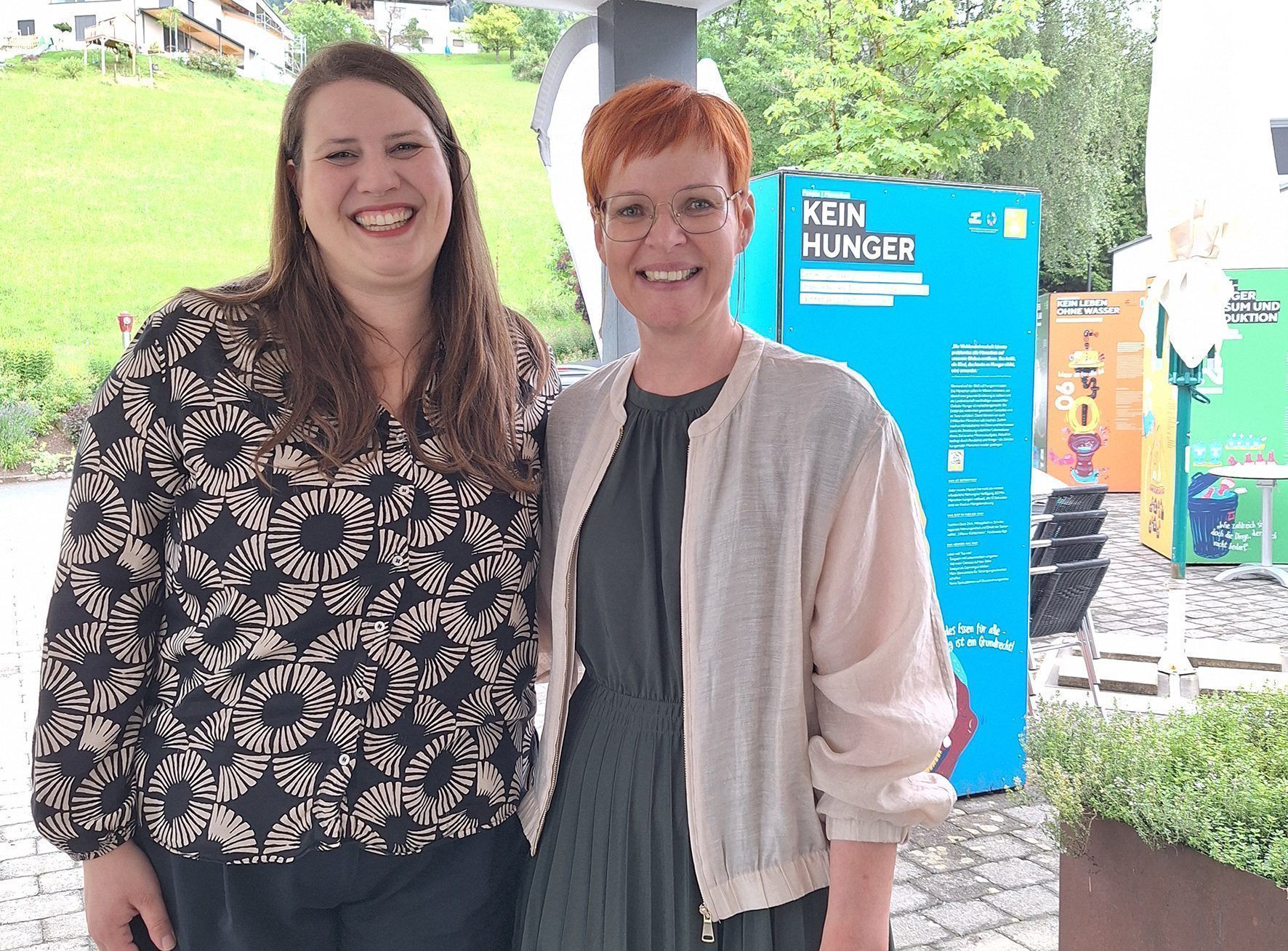 Das Moderatorinnen-Duo Stefanie Sturn und Gabriele Burtscher.