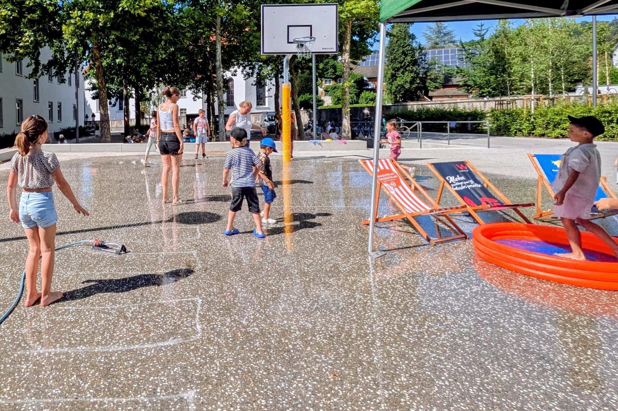 Planschbecken und Wasserspiele machten die sommerlichen Temperaturen erträglich.