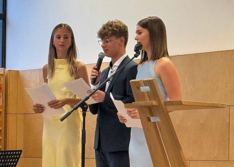 Lena-Katharina Bischof, Jakob Fetz und Elena Schmidinger blickten auf die gemeinsame Schulzeit am BORG zurück.