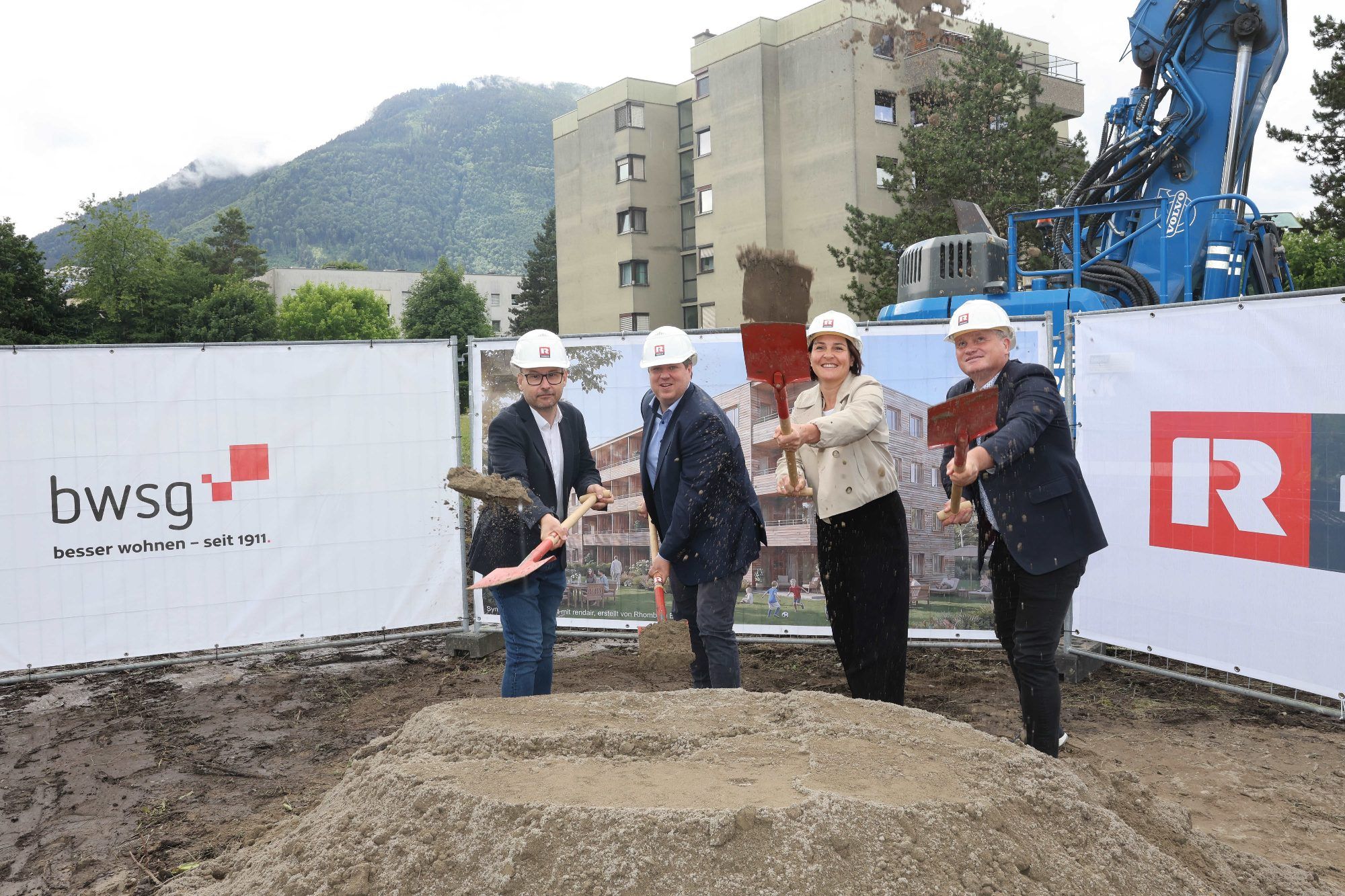 Ortsvorsteher Daniel Peter, Rhomberg Bau-GF Daniel Leitinger, LT-Vizepräs. Monika Vonier und BWSan-GF Felix Müller.
