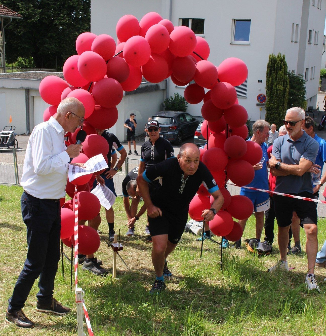 Fast 100 Läuferinnen und Läufer stellten sich der sportlich-humorvollen Herausforderung.