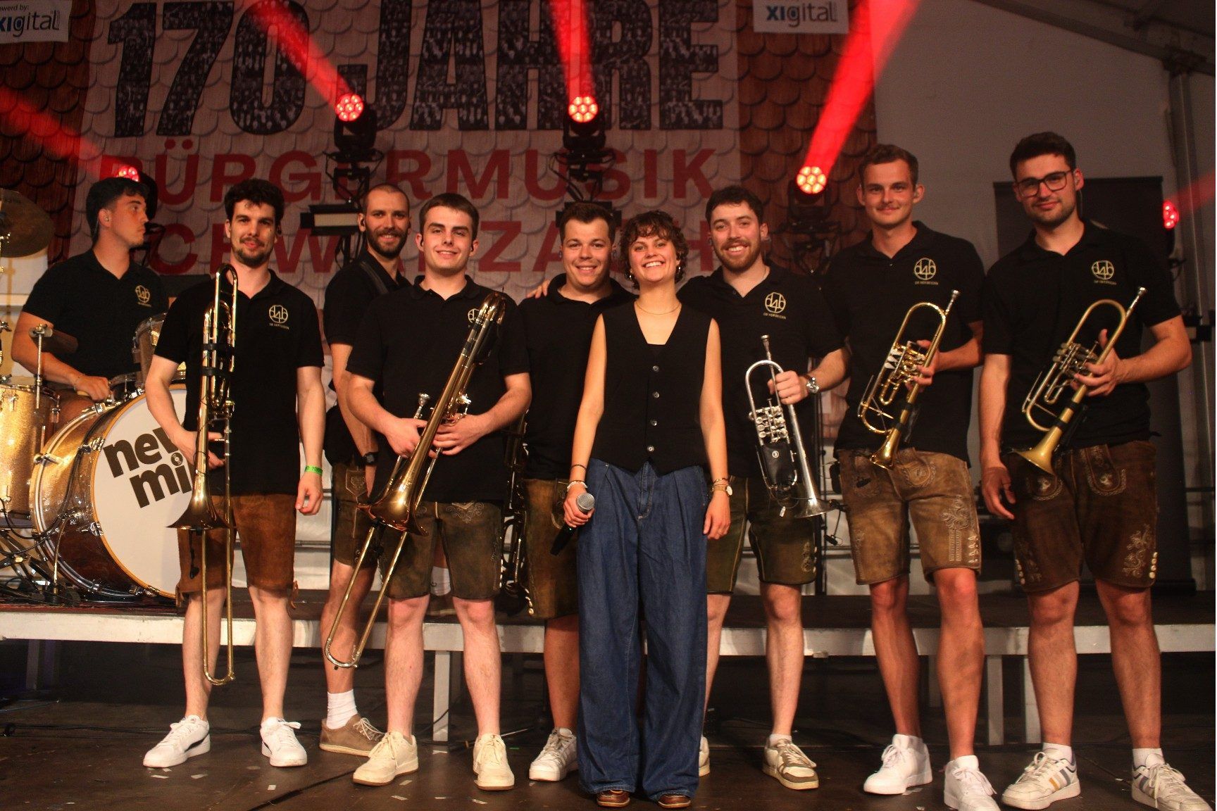 Erst 2023 hat sich eine ungewöhnliche Band formiert: Die Vier Beiden. Max Kofler am Schlagzeug, David Beinat, Vinzenz Walser, Jakob Klien, Julian Meznar, Emanuel Bachmann, Daniel Landl und Jonas Panzenböck haben sich grundsätzlich der Böhmischen Blasmusik verschrieben, . . .