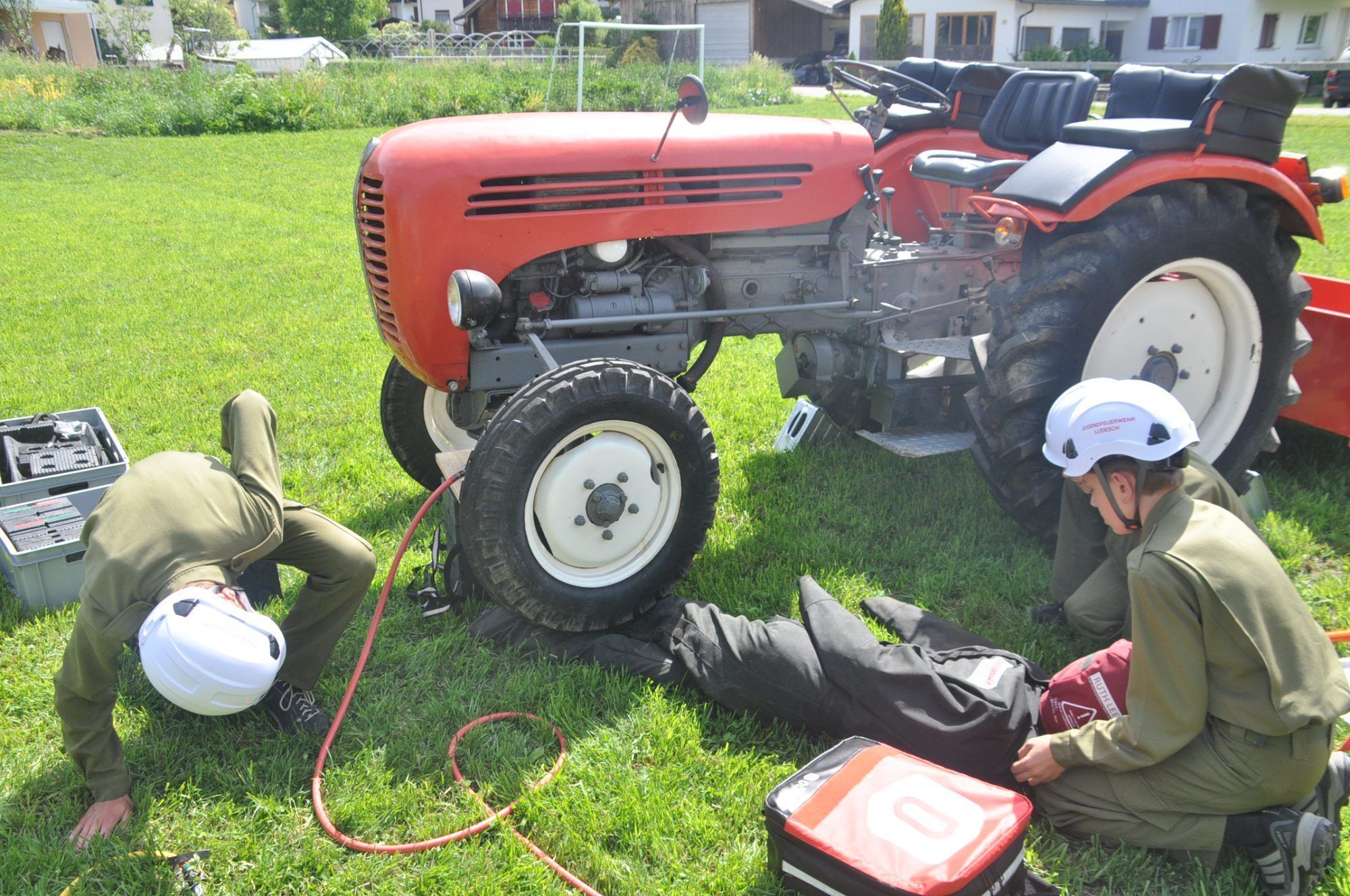 Bergung einer unter einem Traktor eingeklemmten Person