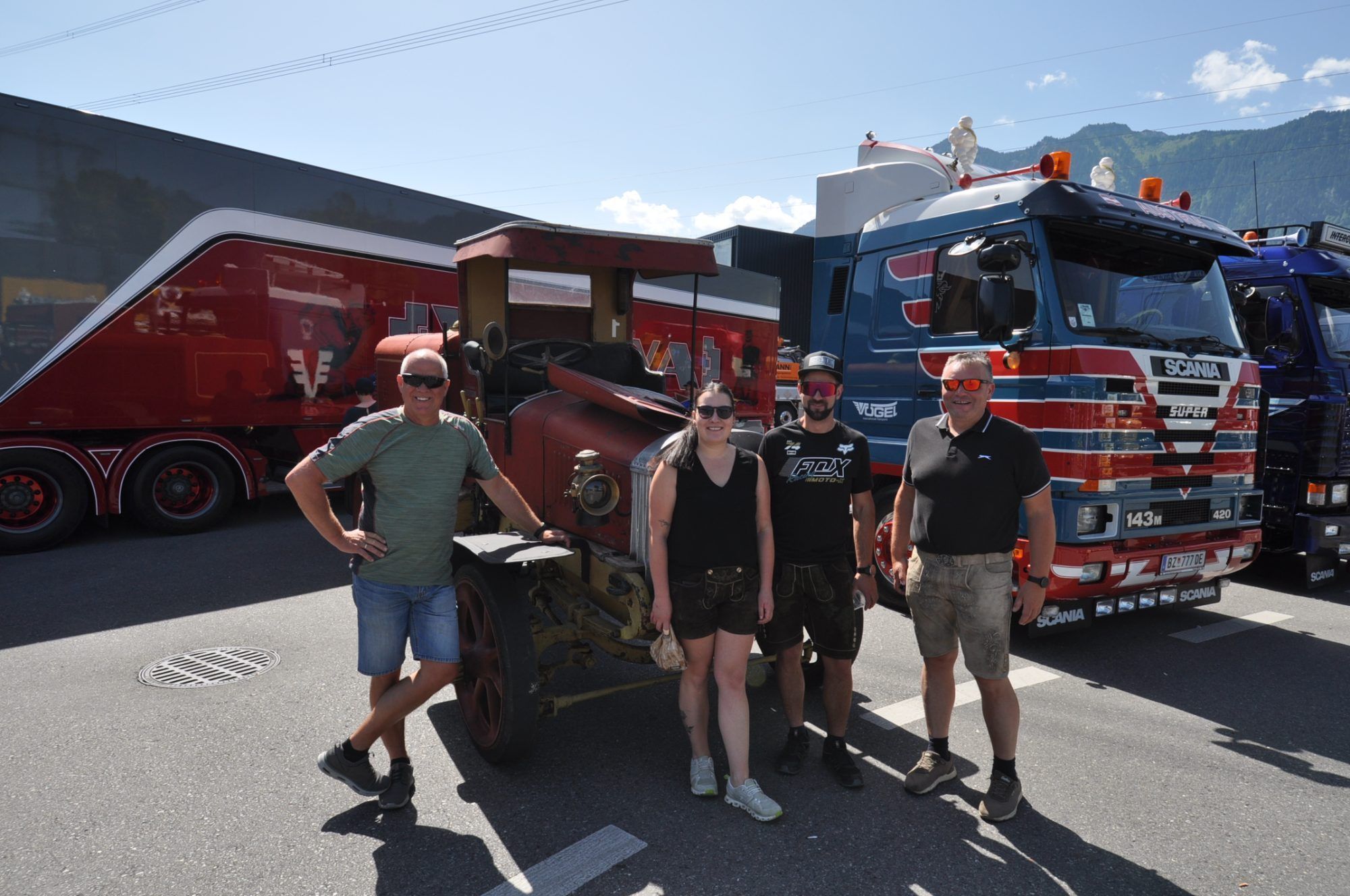 6.	Von den Liegl-Transporten in Lienz: Christian, Adi, Marlene und Christoph vor dem Scania 59 Cabrio
