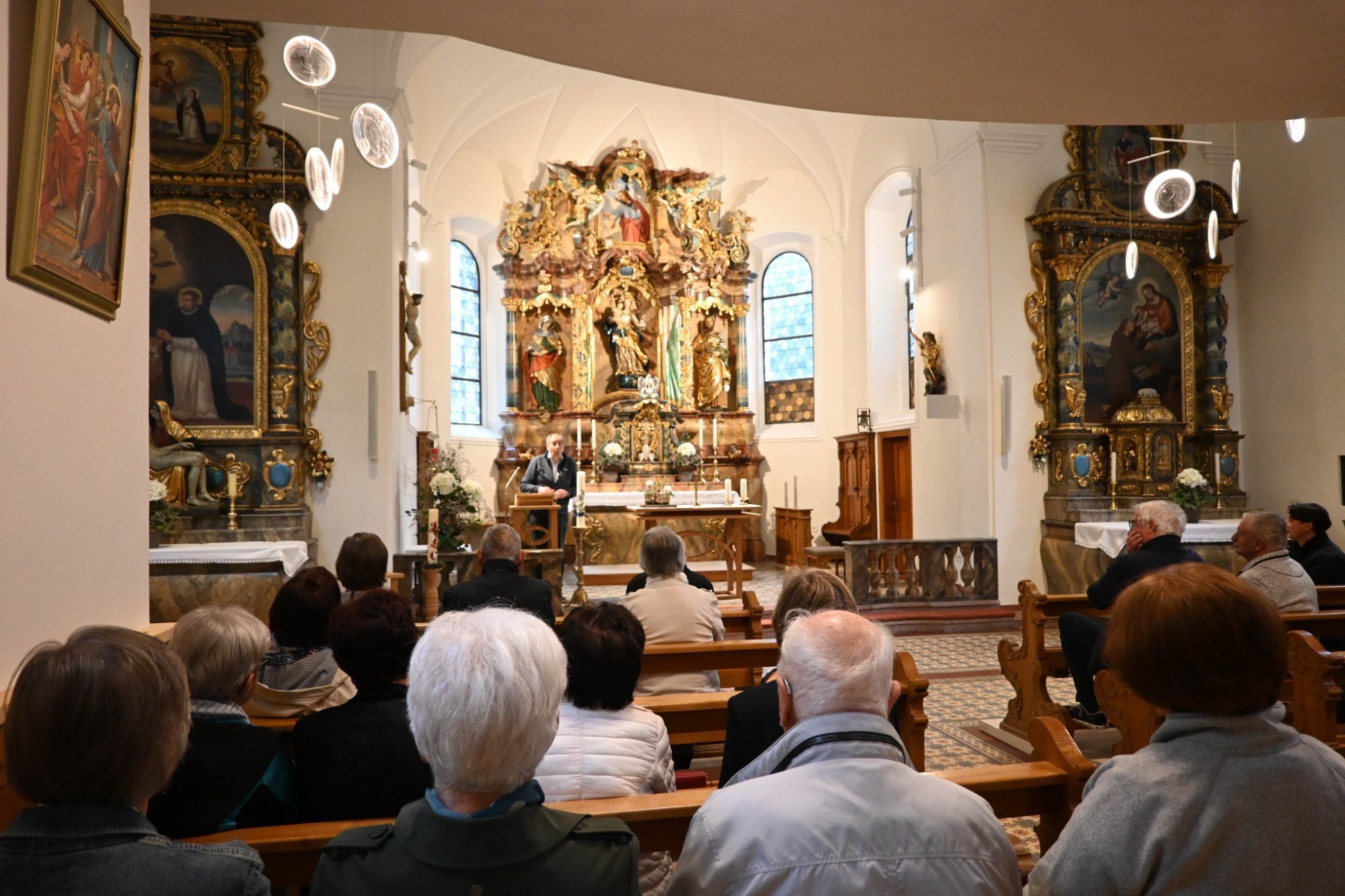 Obmann Franz-Ferdinand Türtscher stellt die Kirchenrenovierung vor