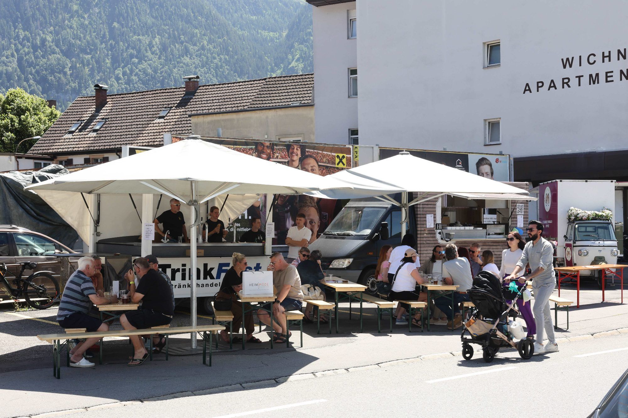 Zu den Passanten gehörte auch ein Herr, der den Kidnerwagen schob.