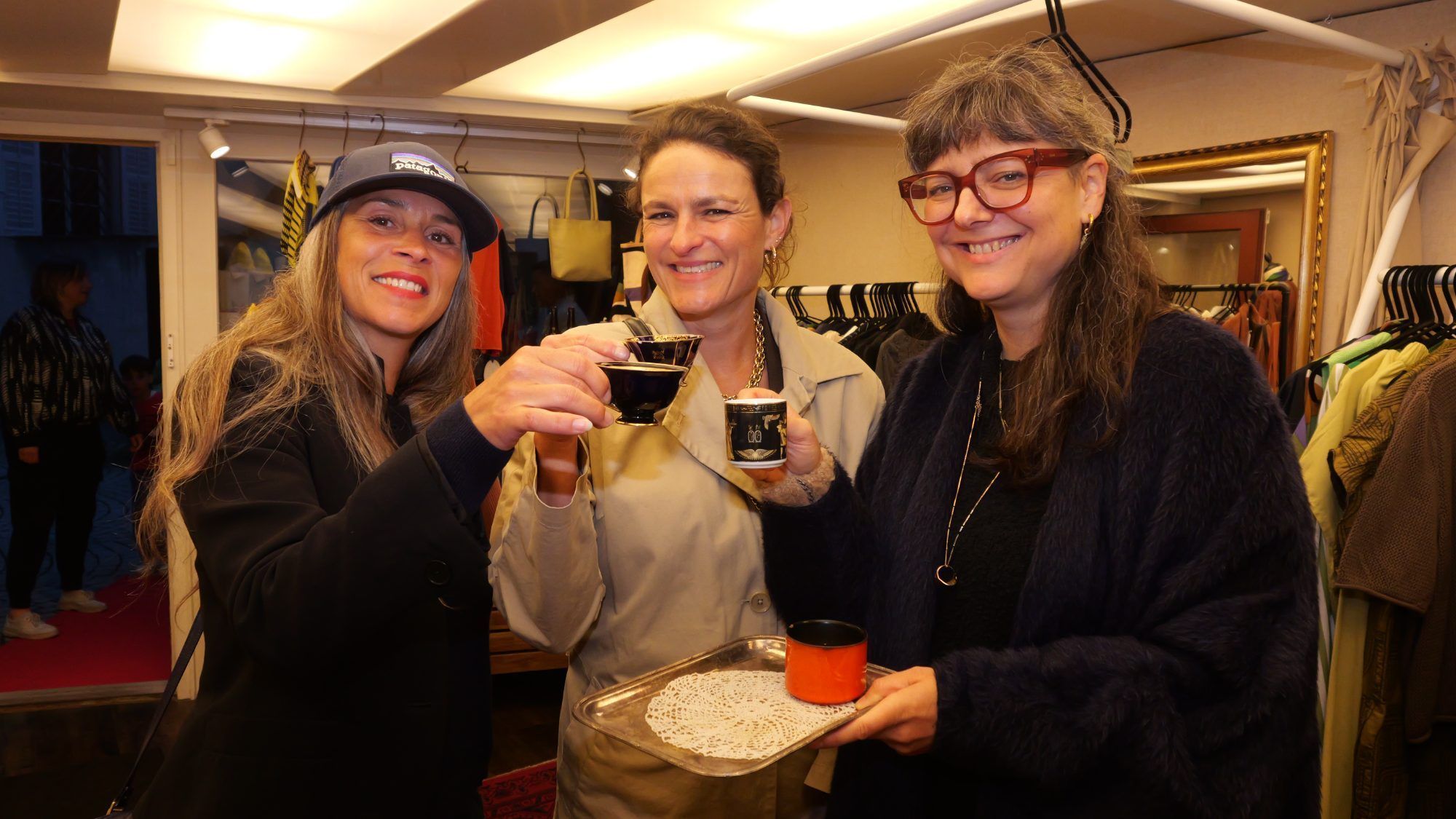 Dämmershopping mit Kaffee und Kleidern: Isabelle Cerha, Teresa Zanon-Celigoj und Caroline Wolff.