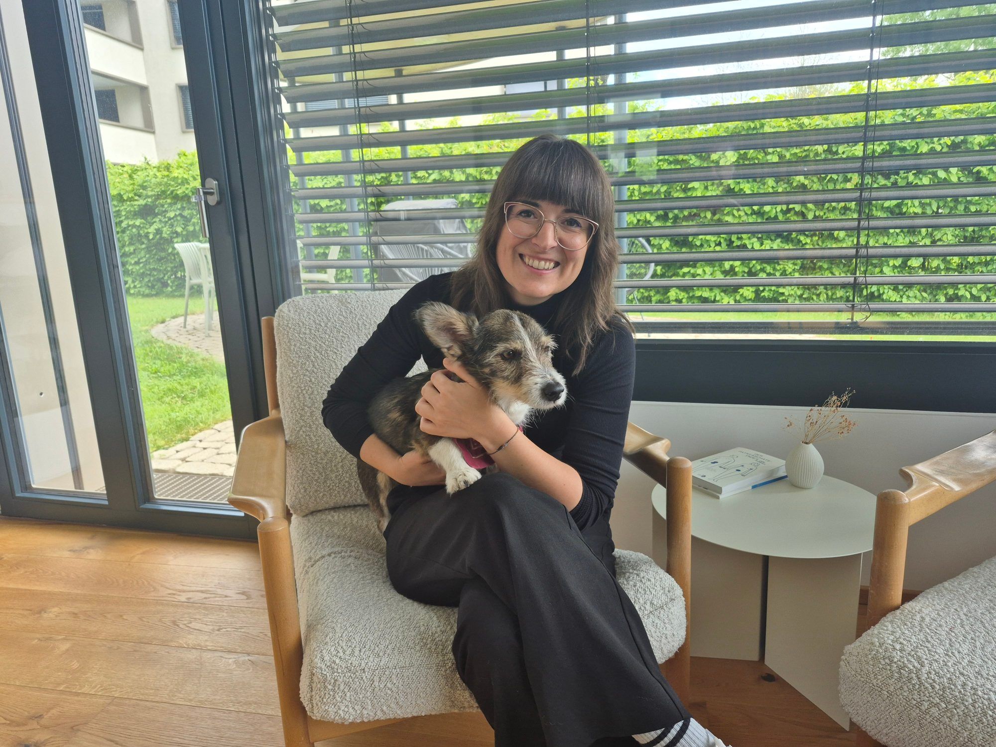 Judiths treuer Begleiter ist seit vielen Jahren Vierbeiner Kalle, der oft auch im Büro dabei ist.