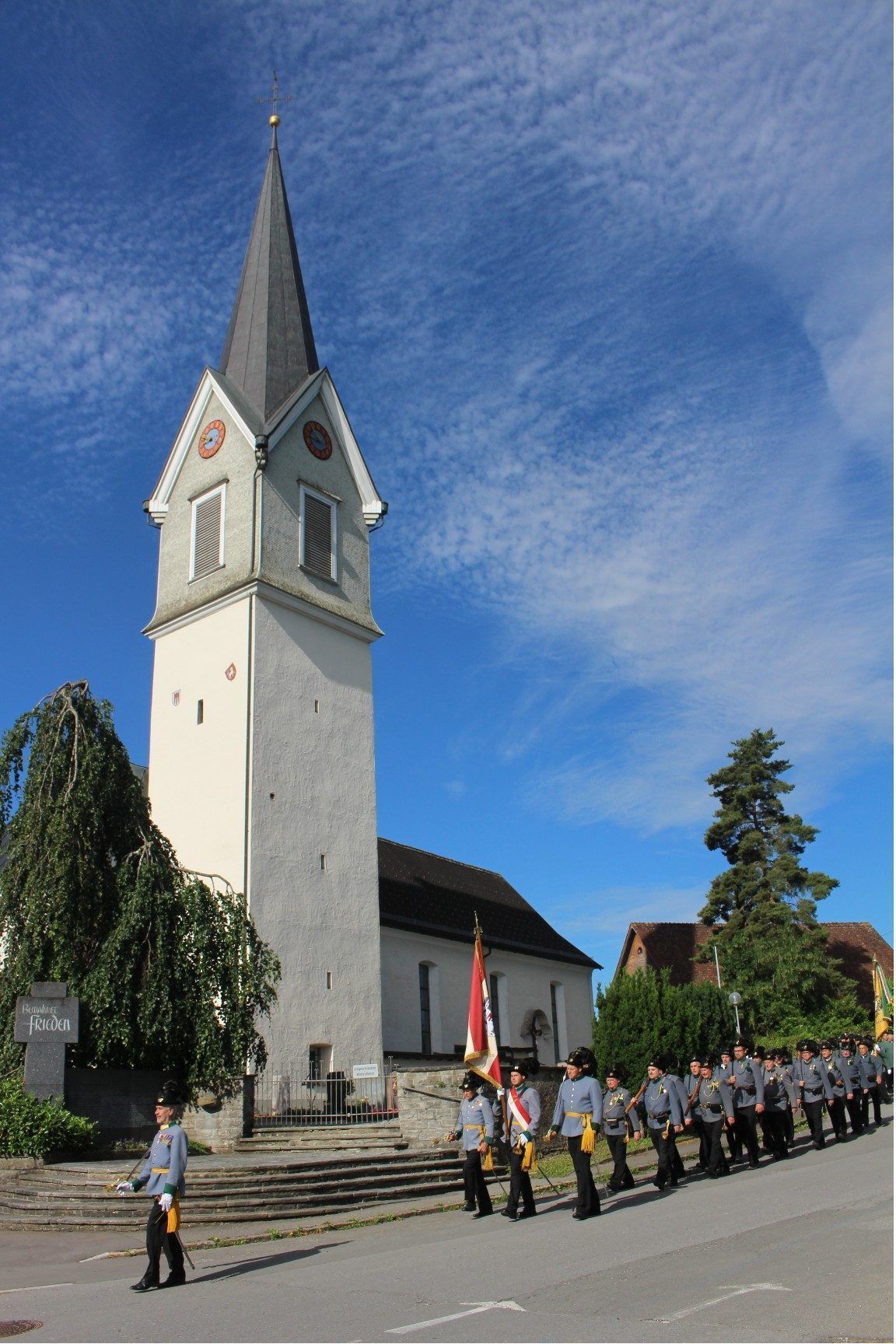Ein Mini-Umzug von der Pfarrkirche zum Festplatz leitete das Jubiläumsfest der Hohenweiler Schützen ein.