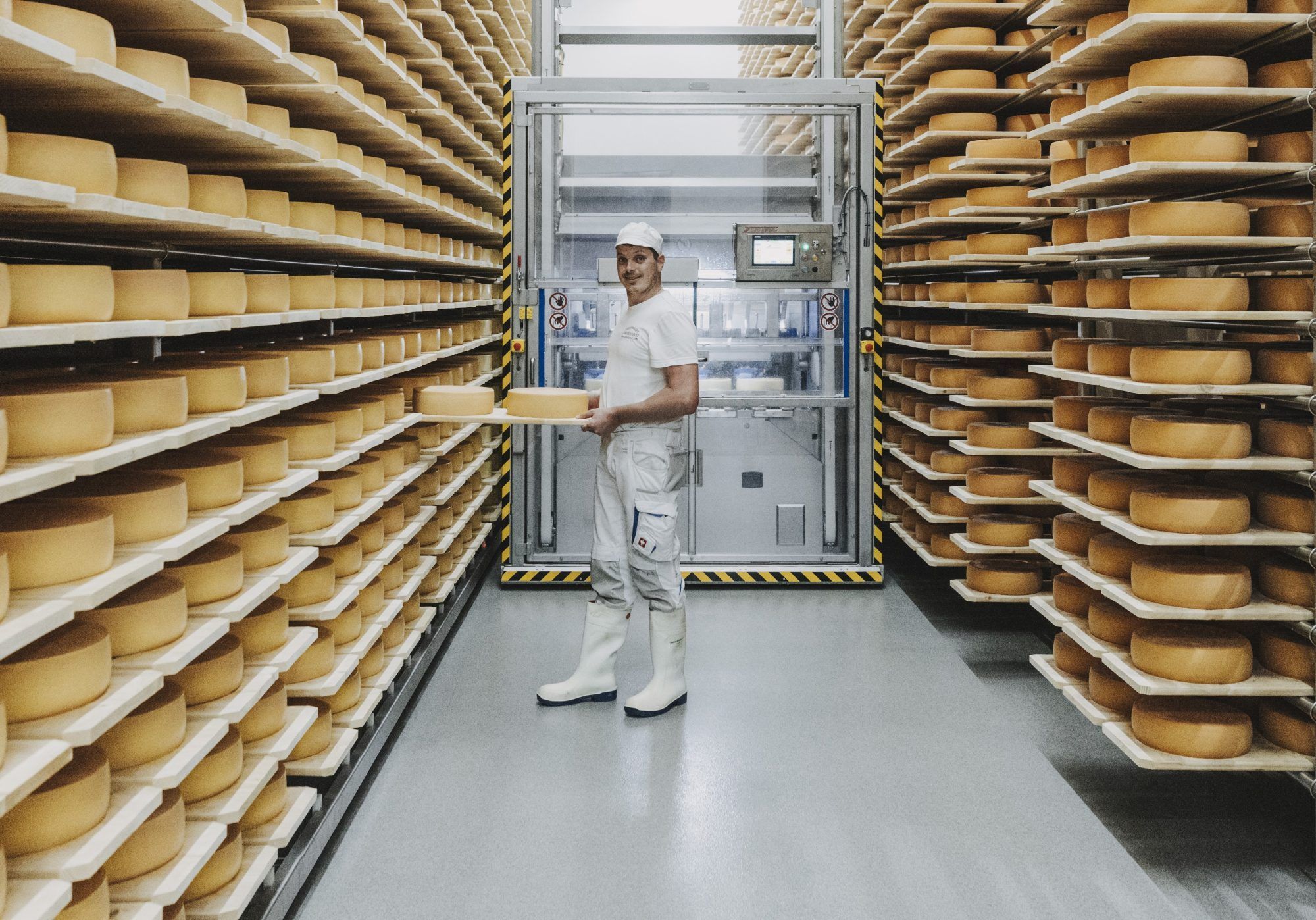 In der Dorfsennerei wird Christoph Schwarzmann über die Käseproduktion informieren.   