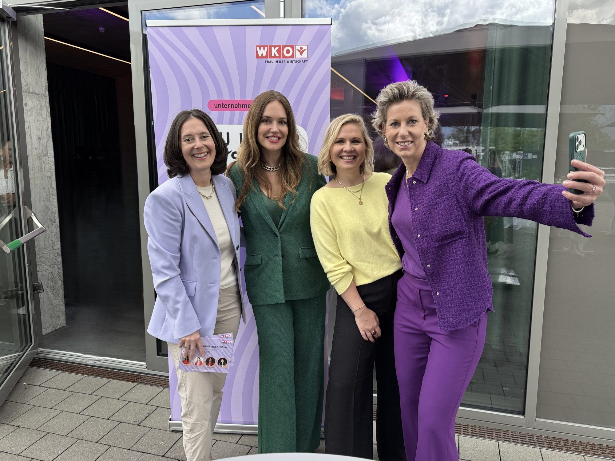 Andrea Längle, Madeleine Wagner und Vorsitzende Carina Pollhammer vom Frau in der Wirtschafts-Team mit Speakerin Patrizia Laeri beim Unternehmerinnen Forum in Rankweil.