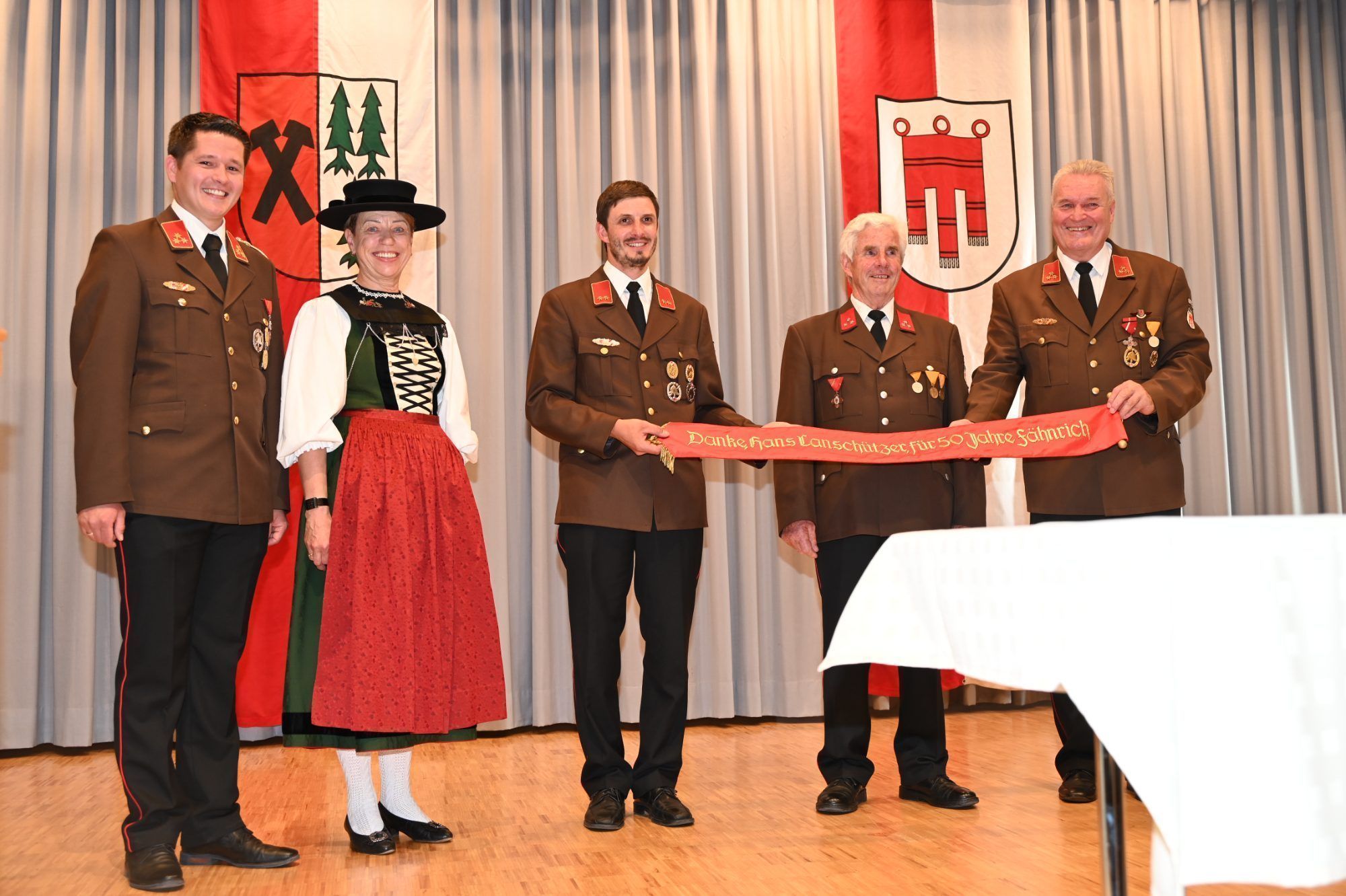 Hans Lanschützer (zweiter von rechts) wurde für über 50 Jahre Fähnrich geehrt.