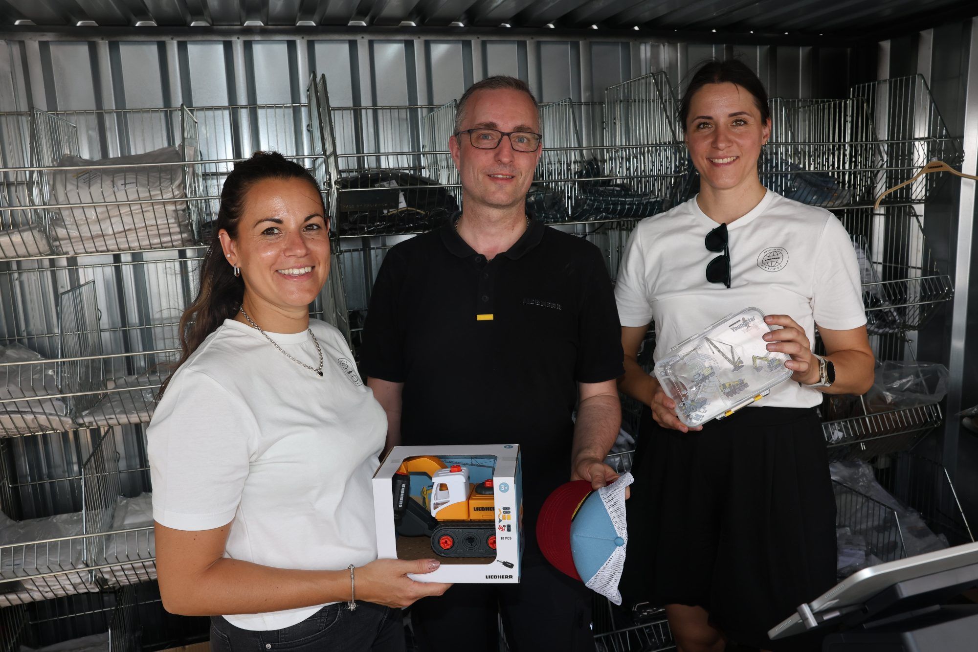 Nora Kress, Bernd Klopfer und Julia Großmann im Liebherr-Shop.