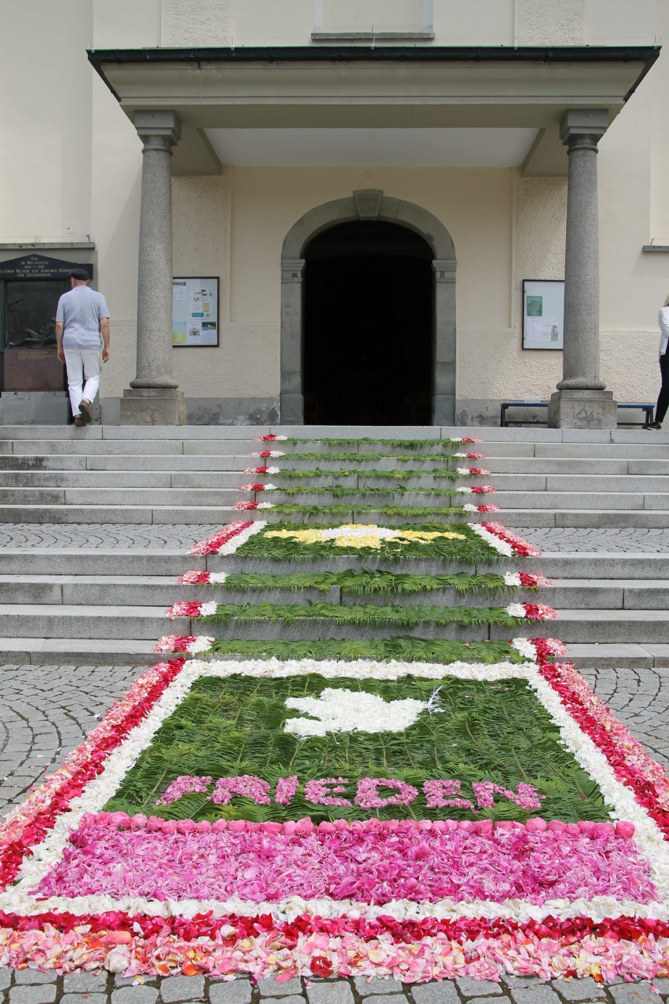 Florales Kunstwerk bei der Hörbranzer Pfarrkirche