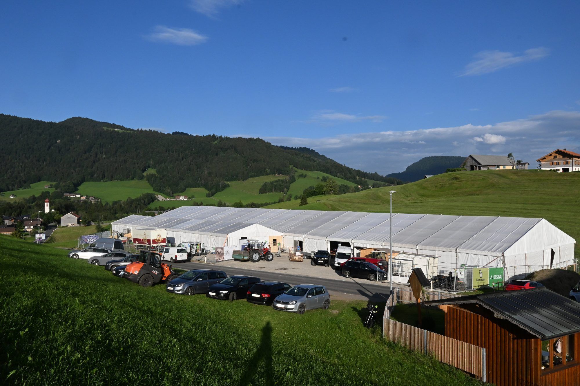 Das Zelt bietet Platz für 24 Kapellen und Gäste aus Nah und Fern