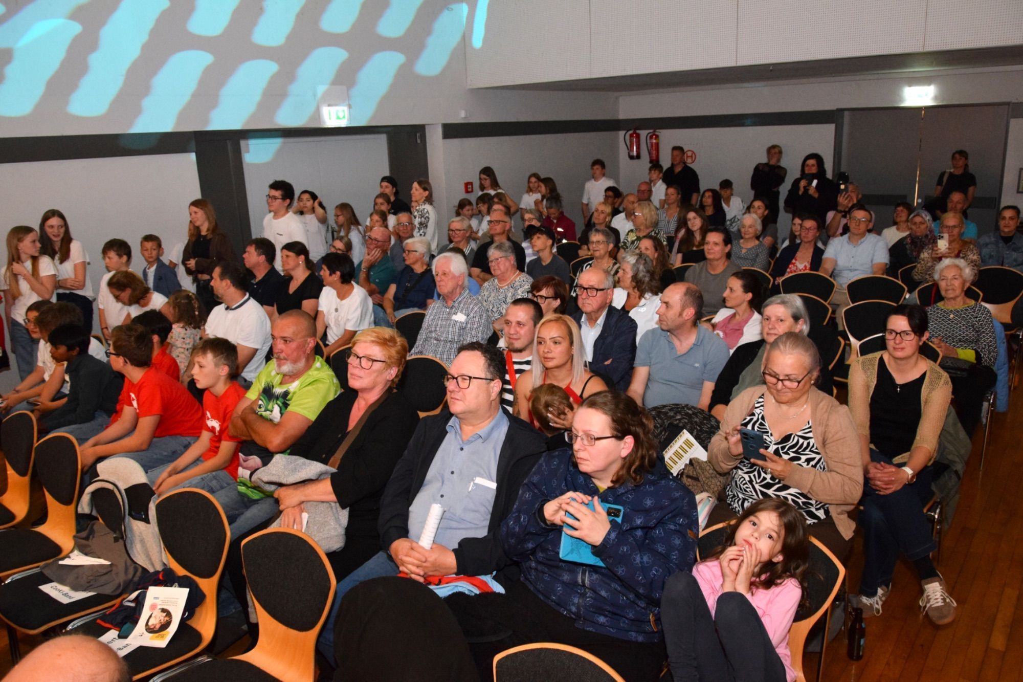 Das Publikum im Bludenzer Stadtsaal lauschte aufmerksam den musikalischen Darbietungen der Schülerinnen und Schüler der Städtischen Musikschule Bludenz.